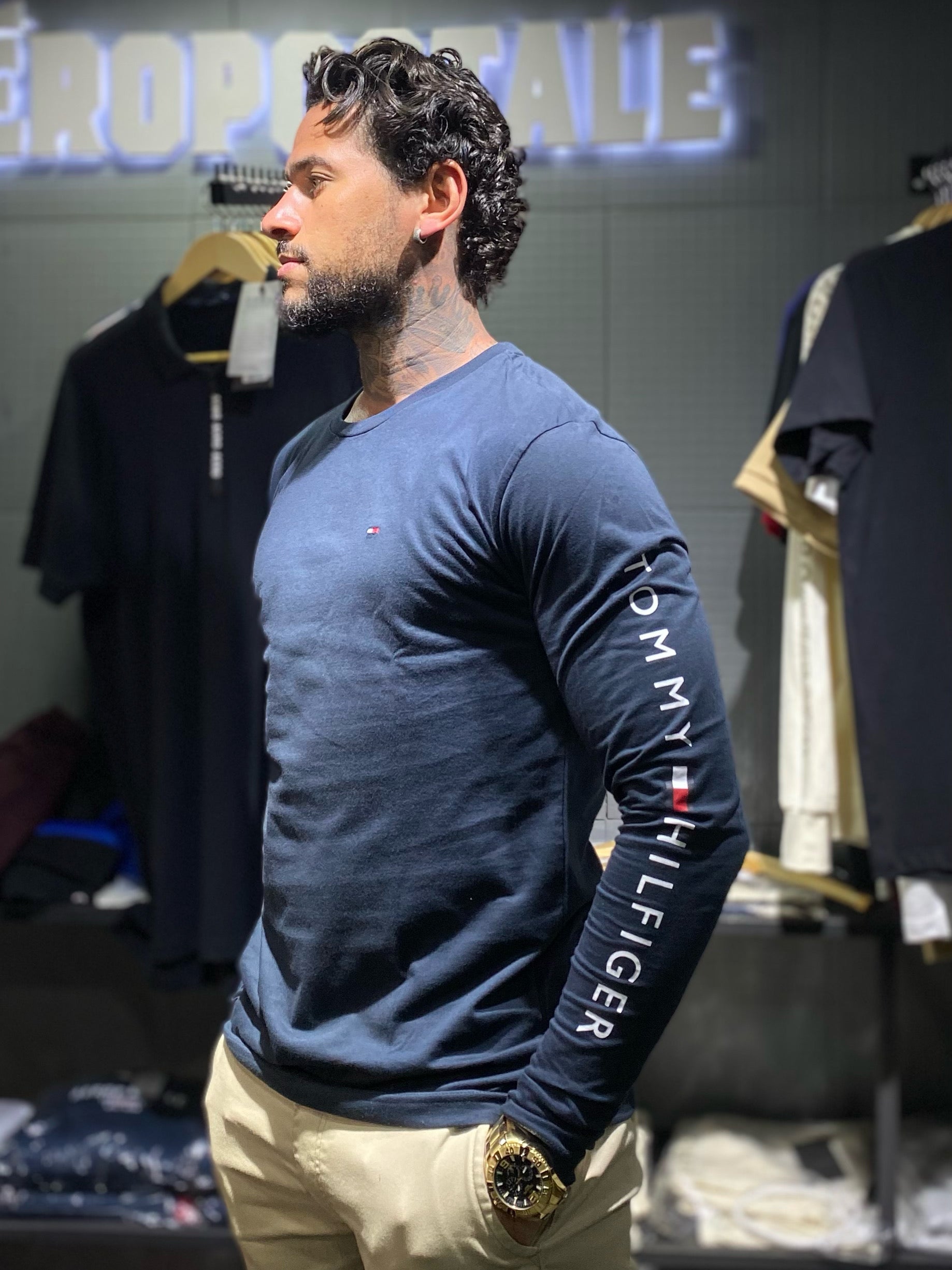 Camiseta Tommy Hilfiger de Manga Longa com Logo na Manga - Azul Marinho