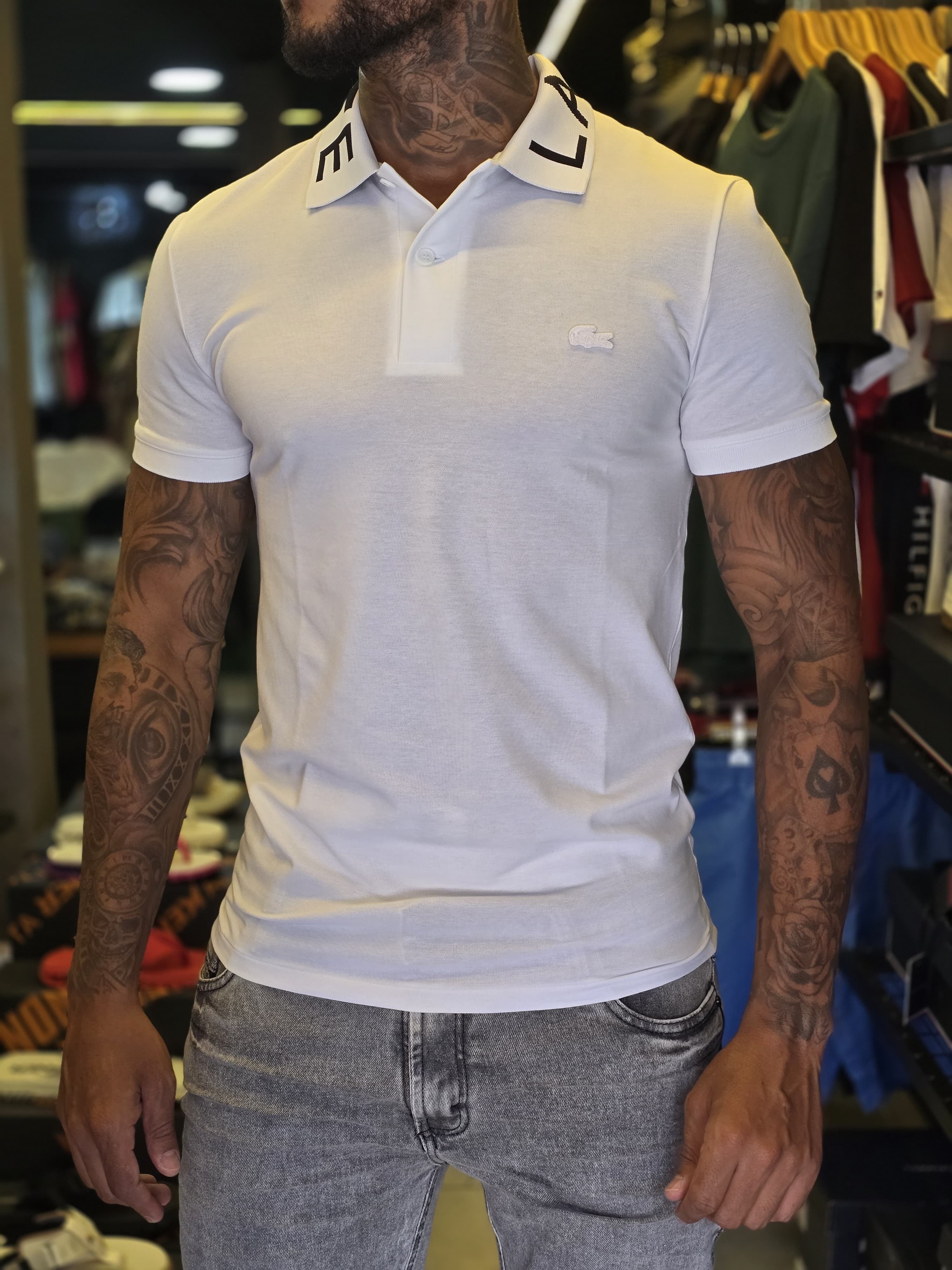 Camisa Polo Lacoste Masculina Branca com Gola Escrita (Logo Collar) e Crocodilo Tom sobre Tom