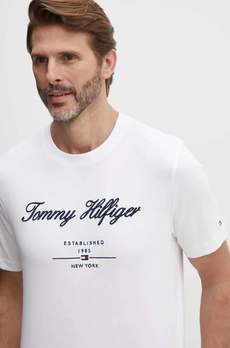 Camiseta Tommy Hilfiger com Logo Script "Est. 1985" - Branca