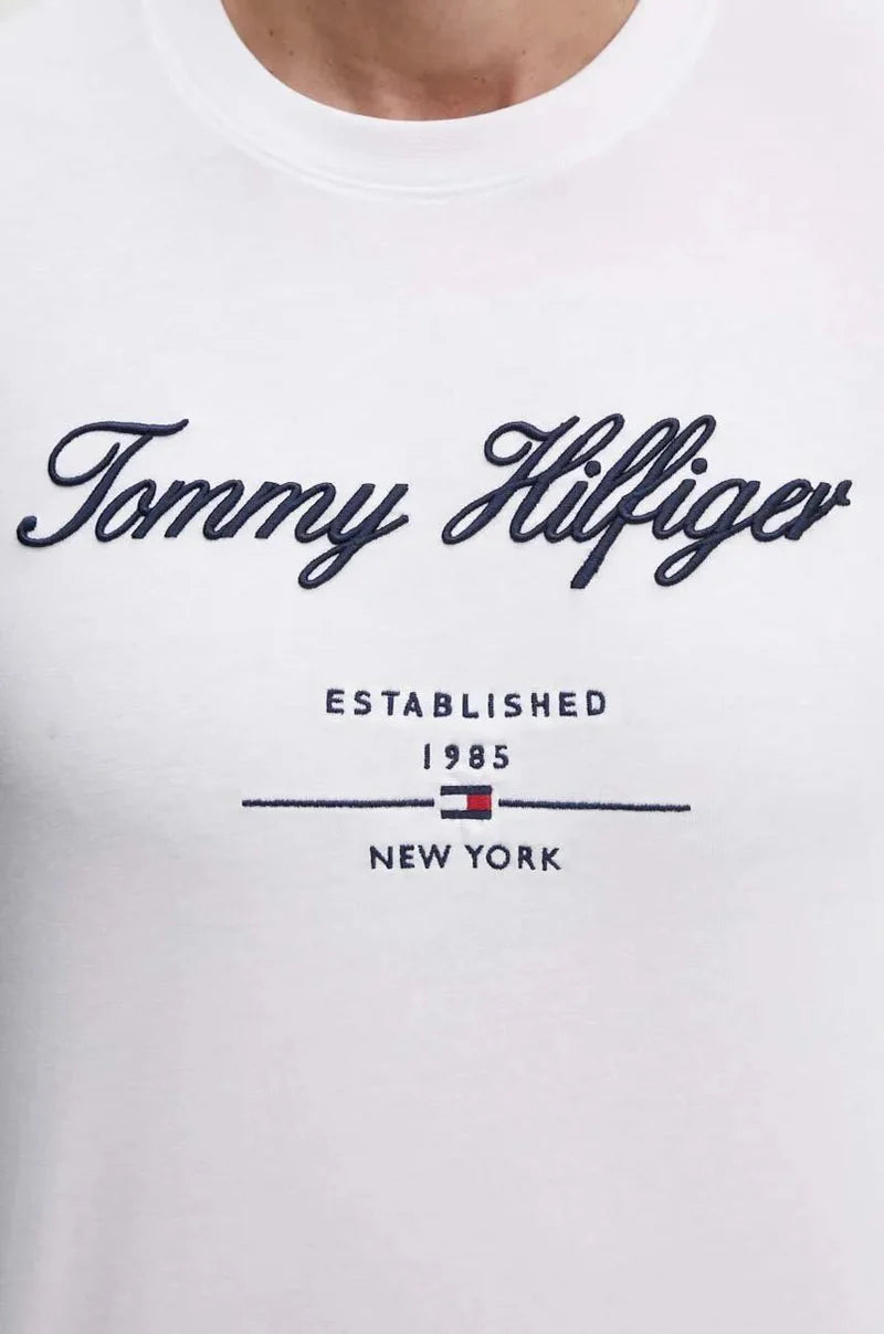 Camiseta Tommy Hilfiger com Logo Script "Est. 1985" - Branca