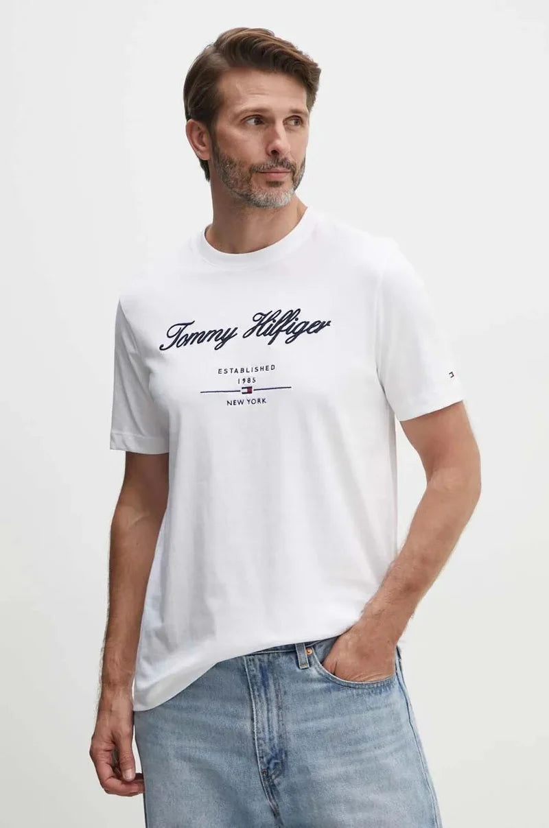 Camiseta Tommy Hilfiger com Logo Script "Est. 1985" - Branca