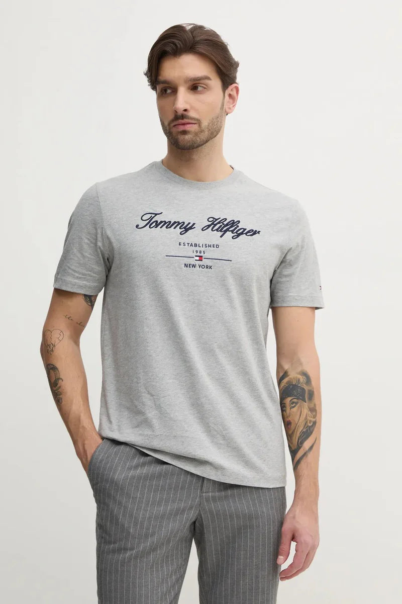 Camiseta Tommy Hilfiger com Logo Script "Est. 1985" - Cinza Mescla