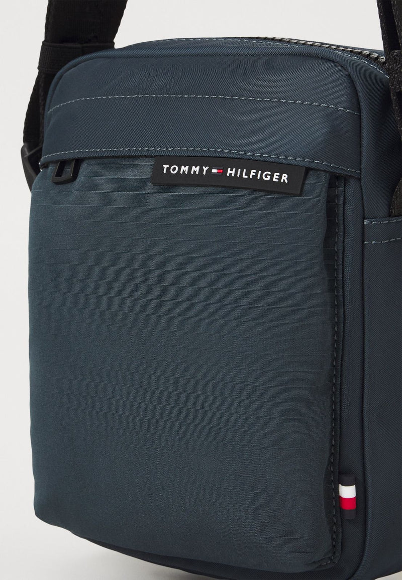 Shoulder Bag Tommy Hilfiger com Logo Frontal - Azul Marinho