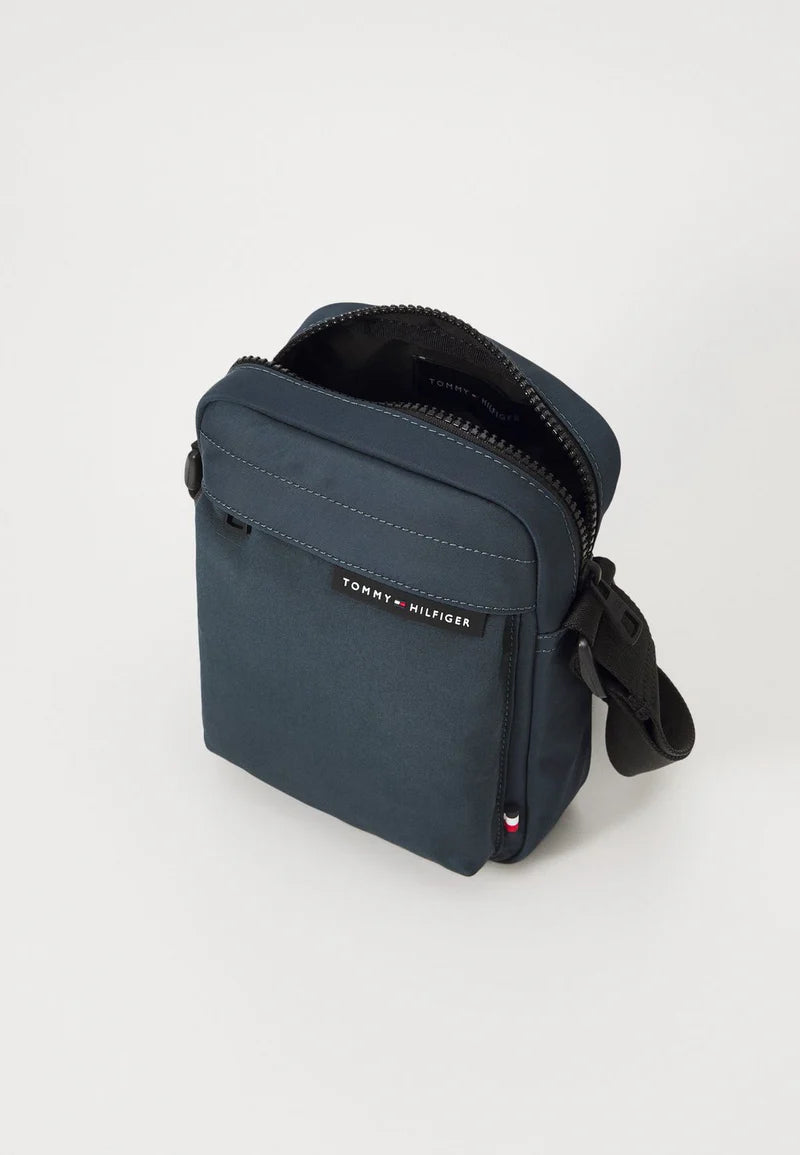 Shoulder Bag Tommy Hilfiger com Logo Frontal - Azul Marinho