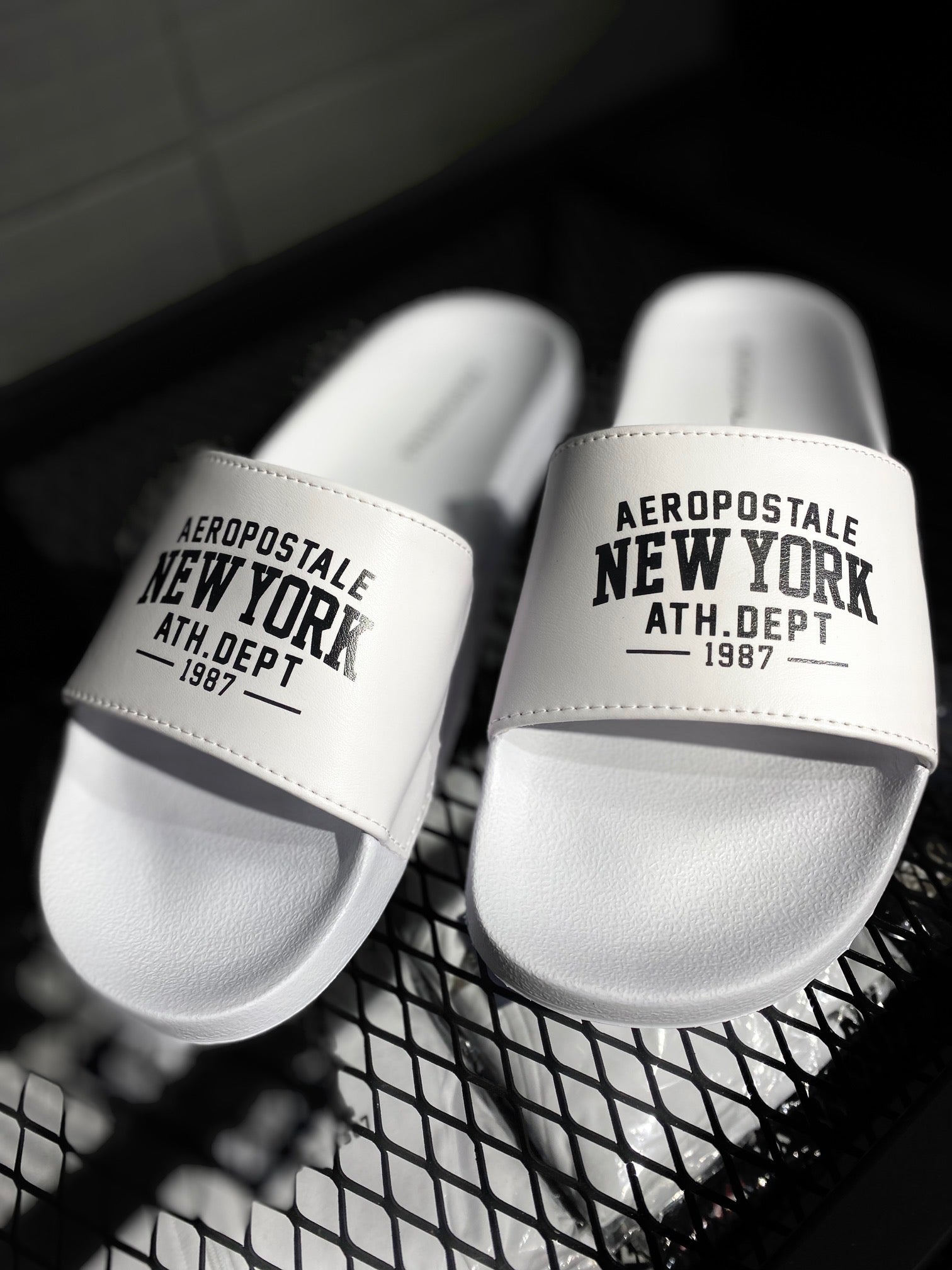 Chinelo Slide Aéropostale com Logo "New York" - Branco