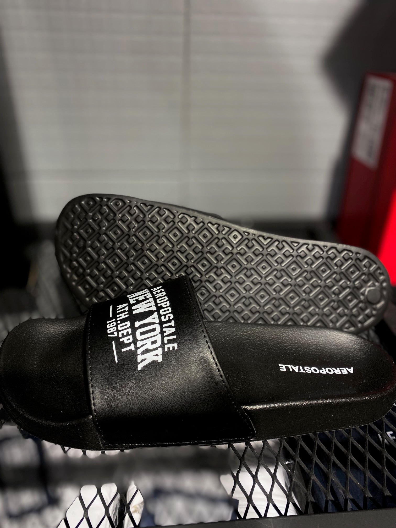 Chinelo Slide Aéropostale com Logo "New York" - Preto