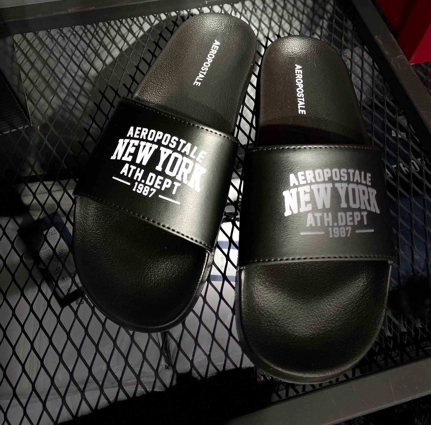 Chinelo Slide Aéropostale com Logo "New York" - Preto
