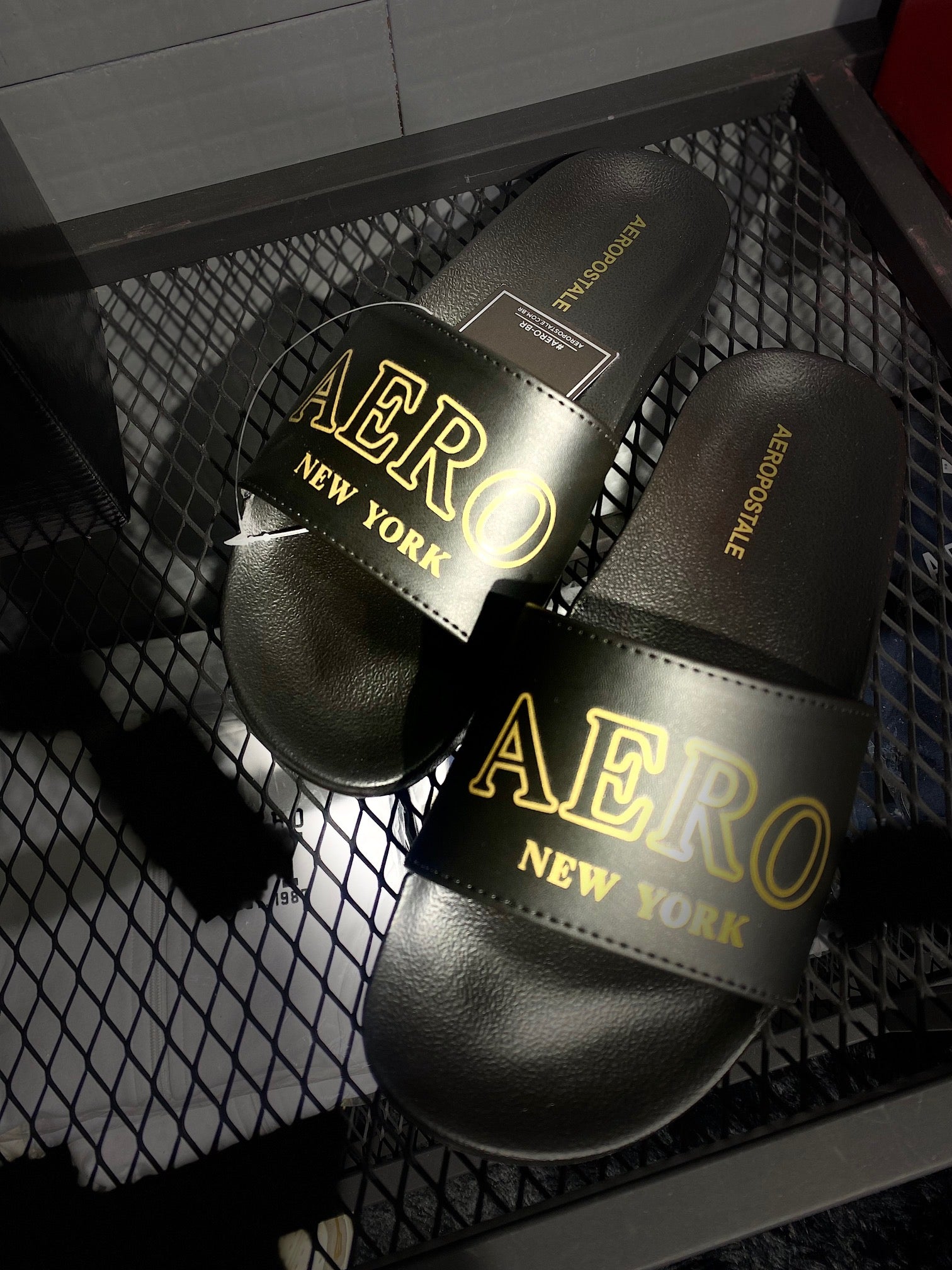 Chinelo Slide Aéropostale com Logo Dourado - Preto