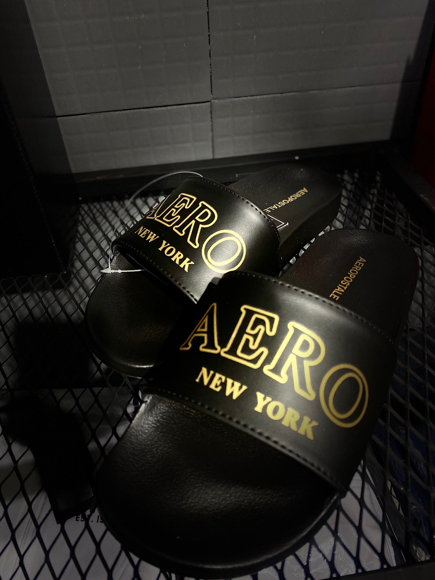 Chinelo Slide Aéropostale com Logo Dourado - Preto