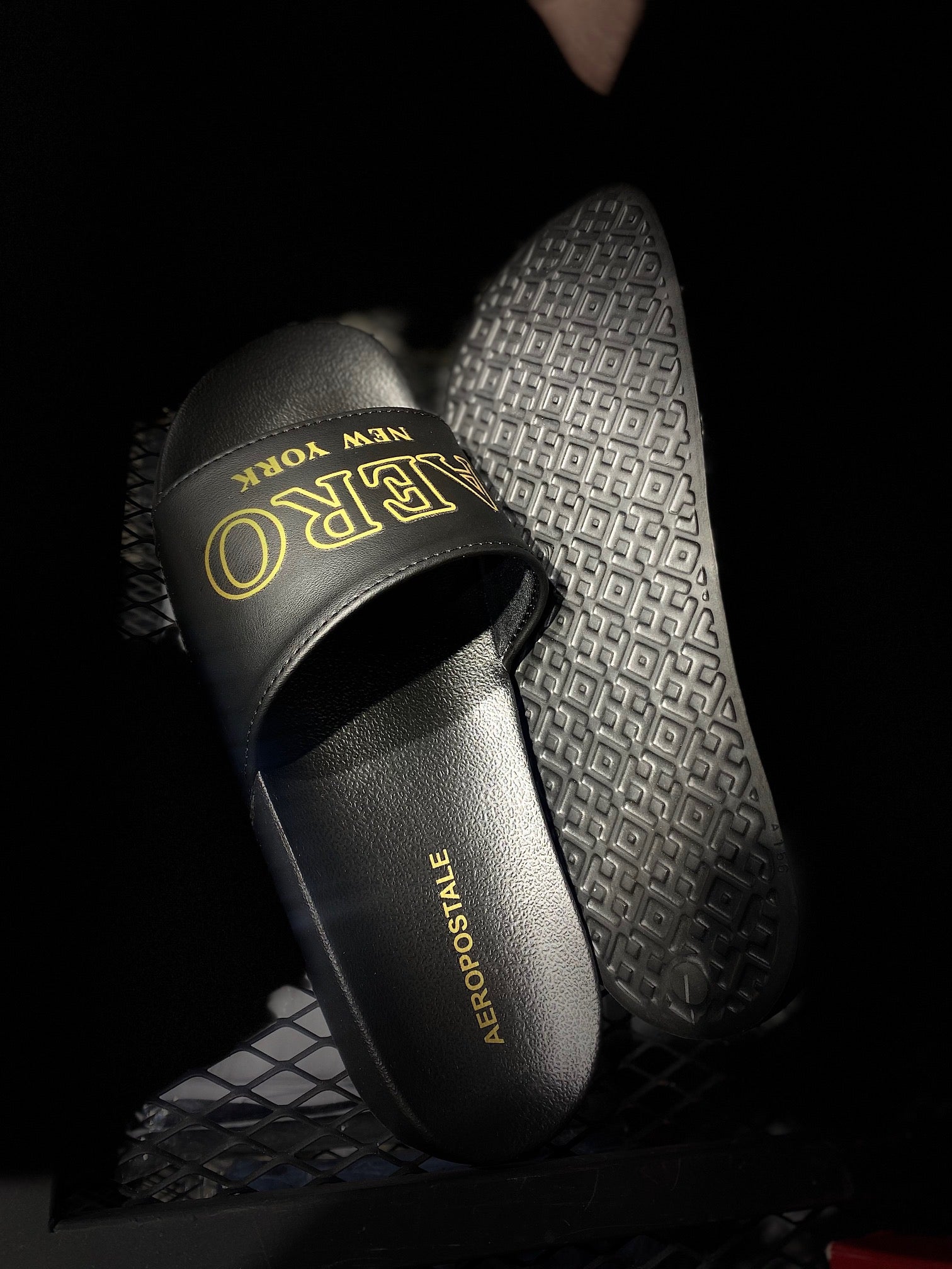 Chinelo Slide Aéropostale com Logo Dourado - Preto
