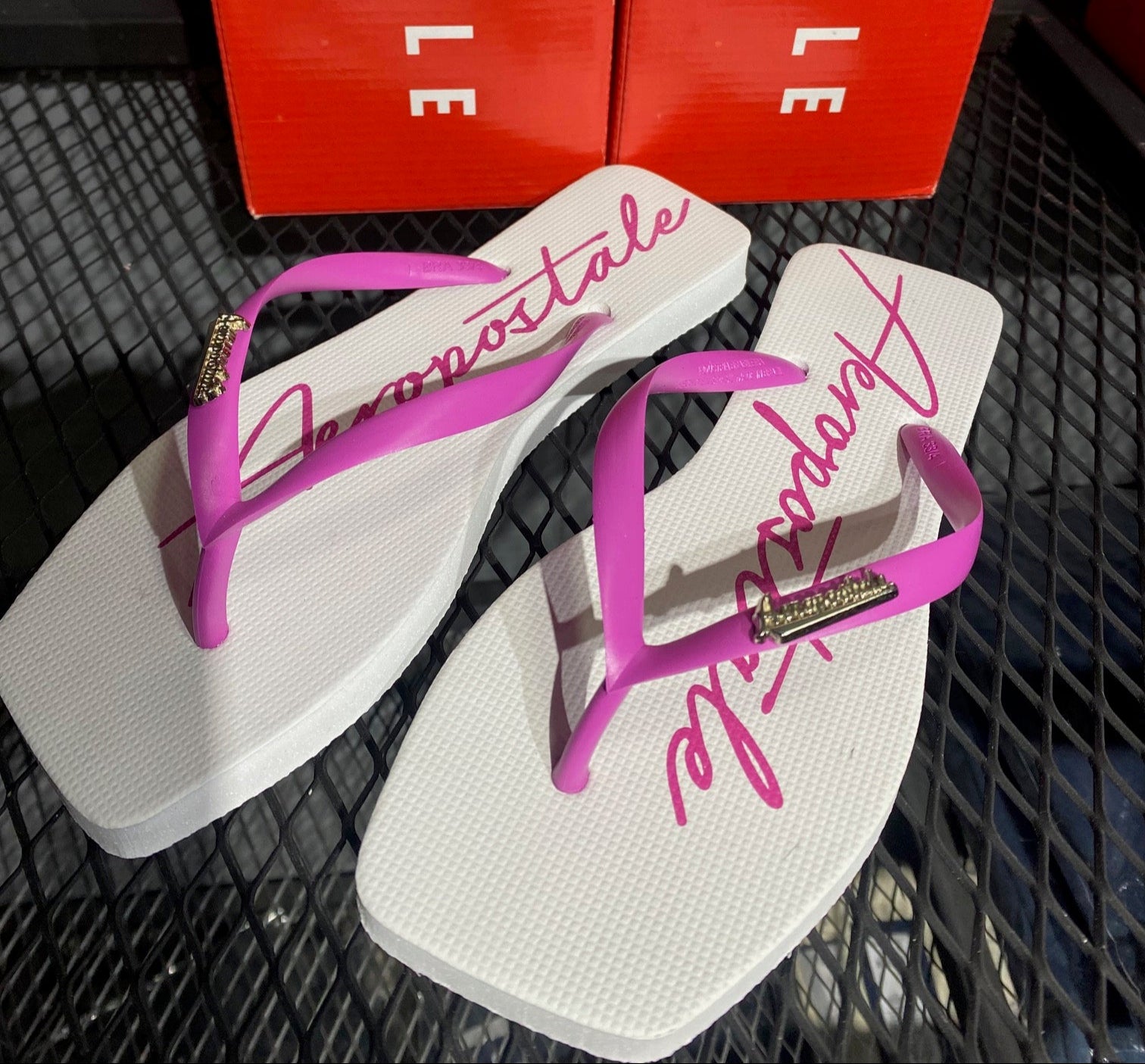 Chinelo de Dedo Feminino Aéropostale com Detalhe Metalizado - Branco/Pink