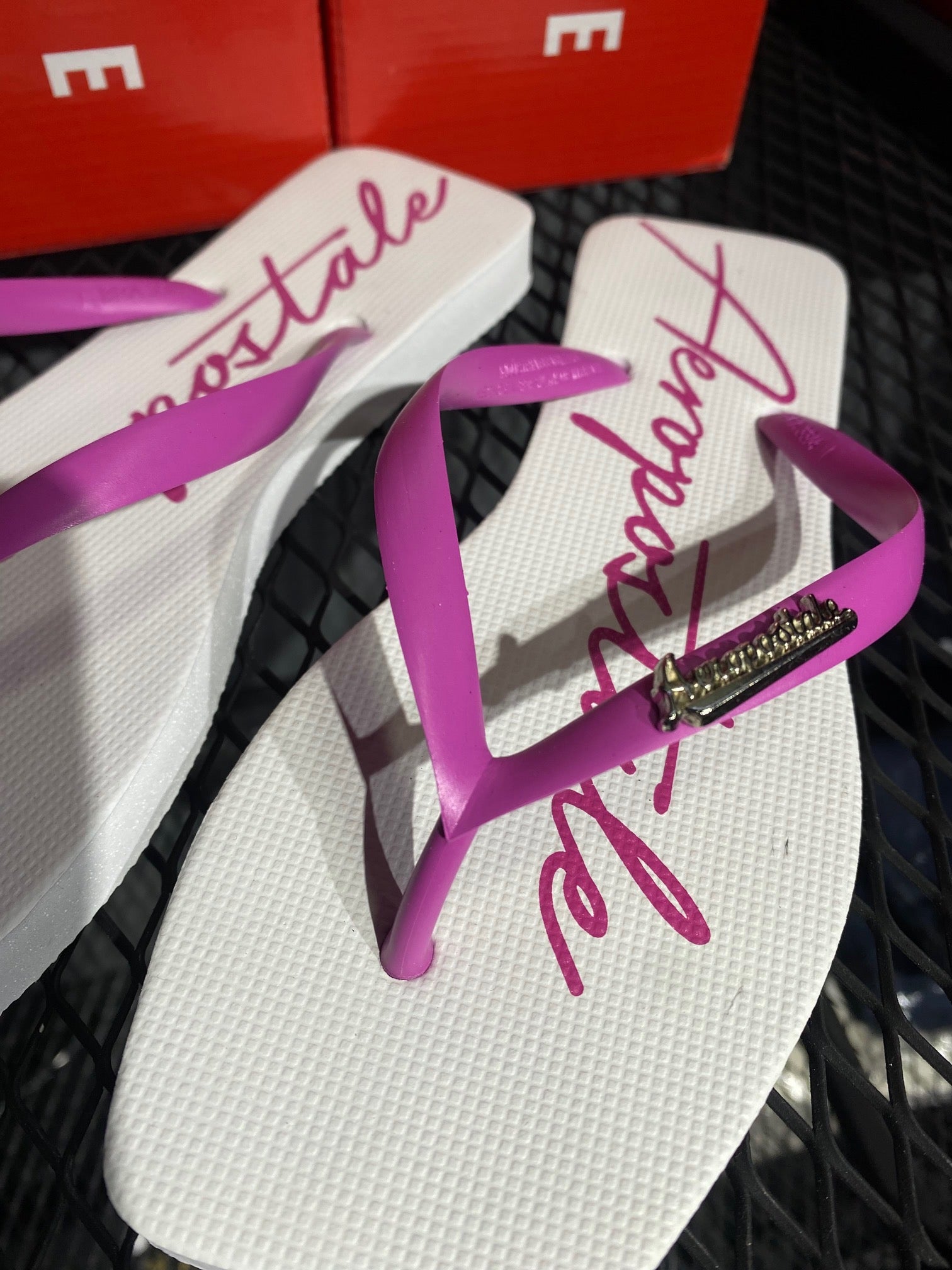 Chinelo de Dedo Feminino Aéropostale com Detalhe Metalizado - Branco/Pink