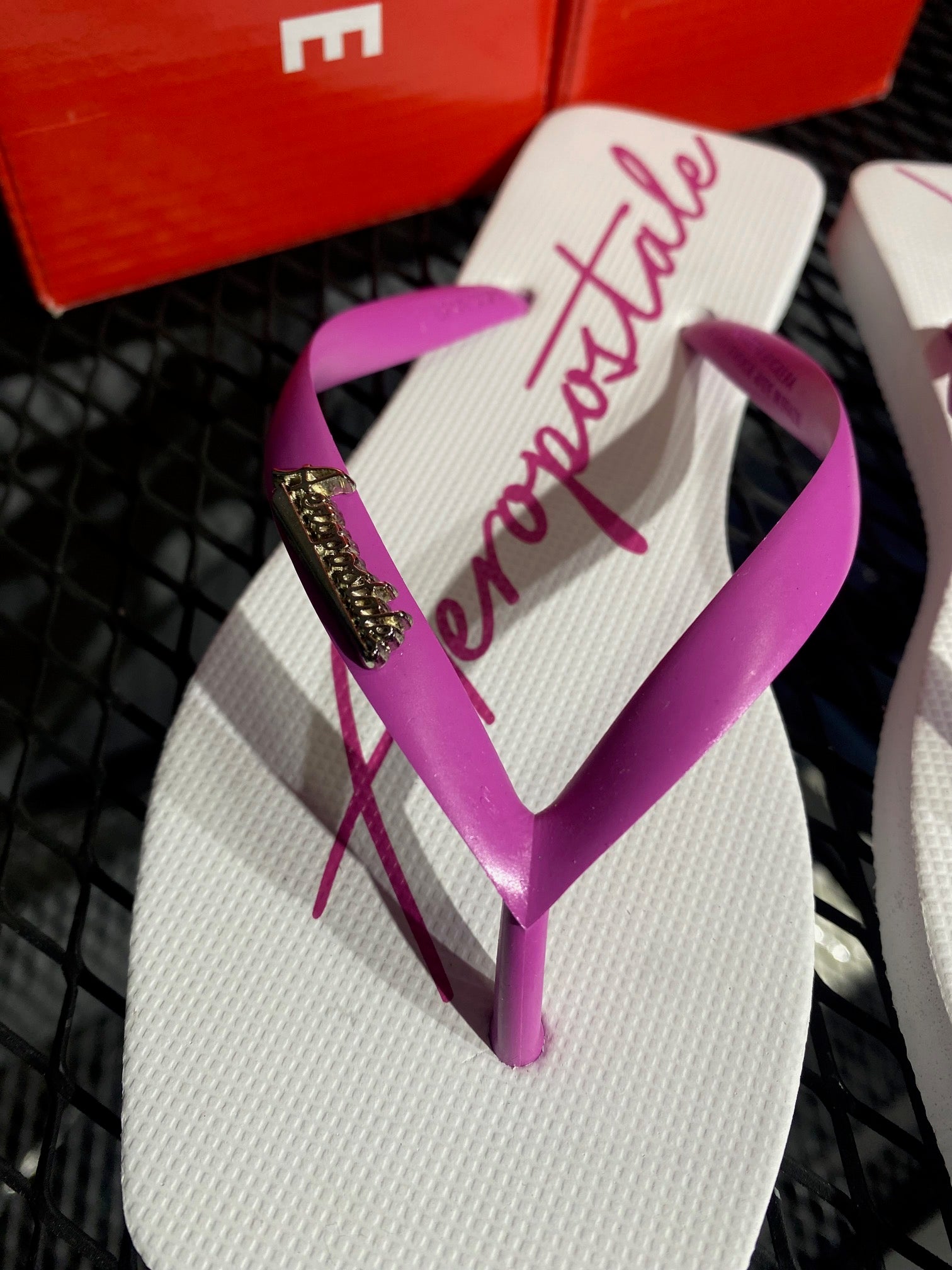 Chinelo de Dedo Feminino Aéropostale com Detalhe Metalizado - Branco/Pink