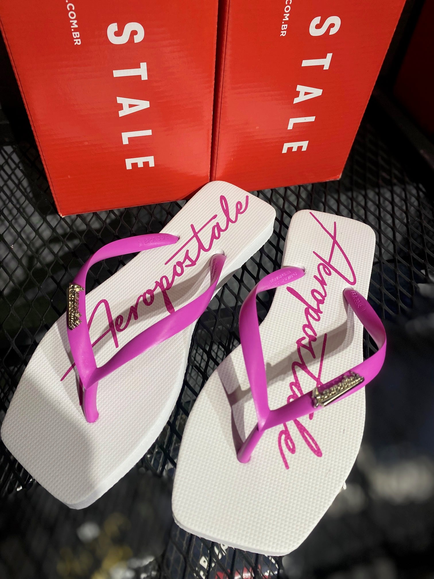 Chinelo de Dedo Feminino Aéropostale com Detalhe Metalizado - Branco/Pink