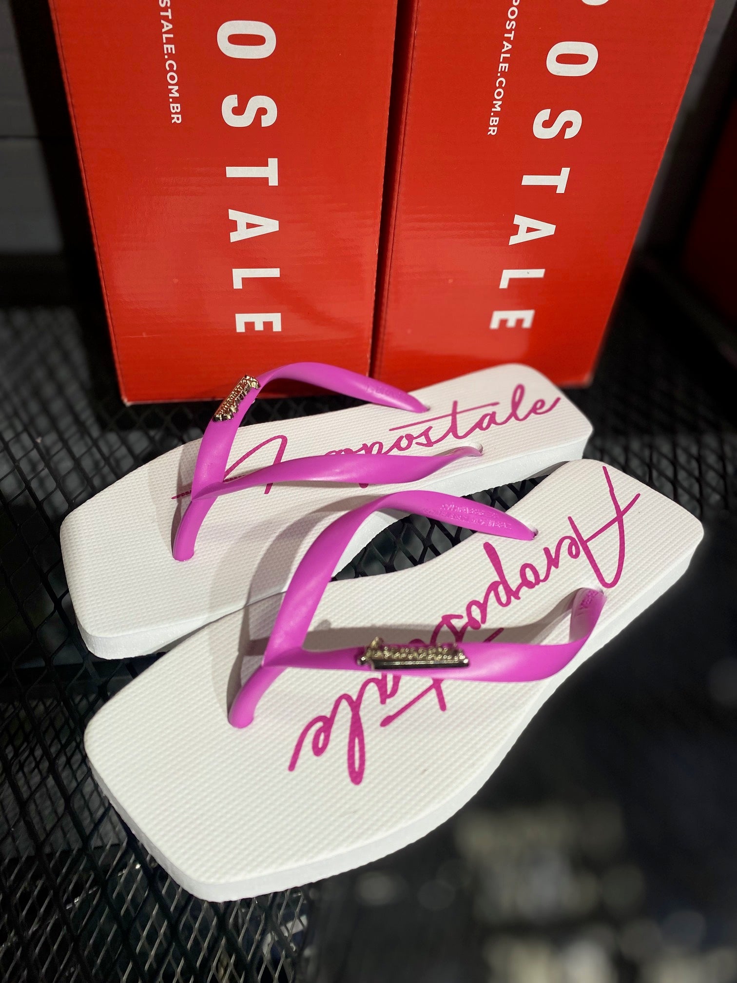 Chinelo de Dedo Feminino Aéropostale com Detalhe Metalizado - Branco/Pink