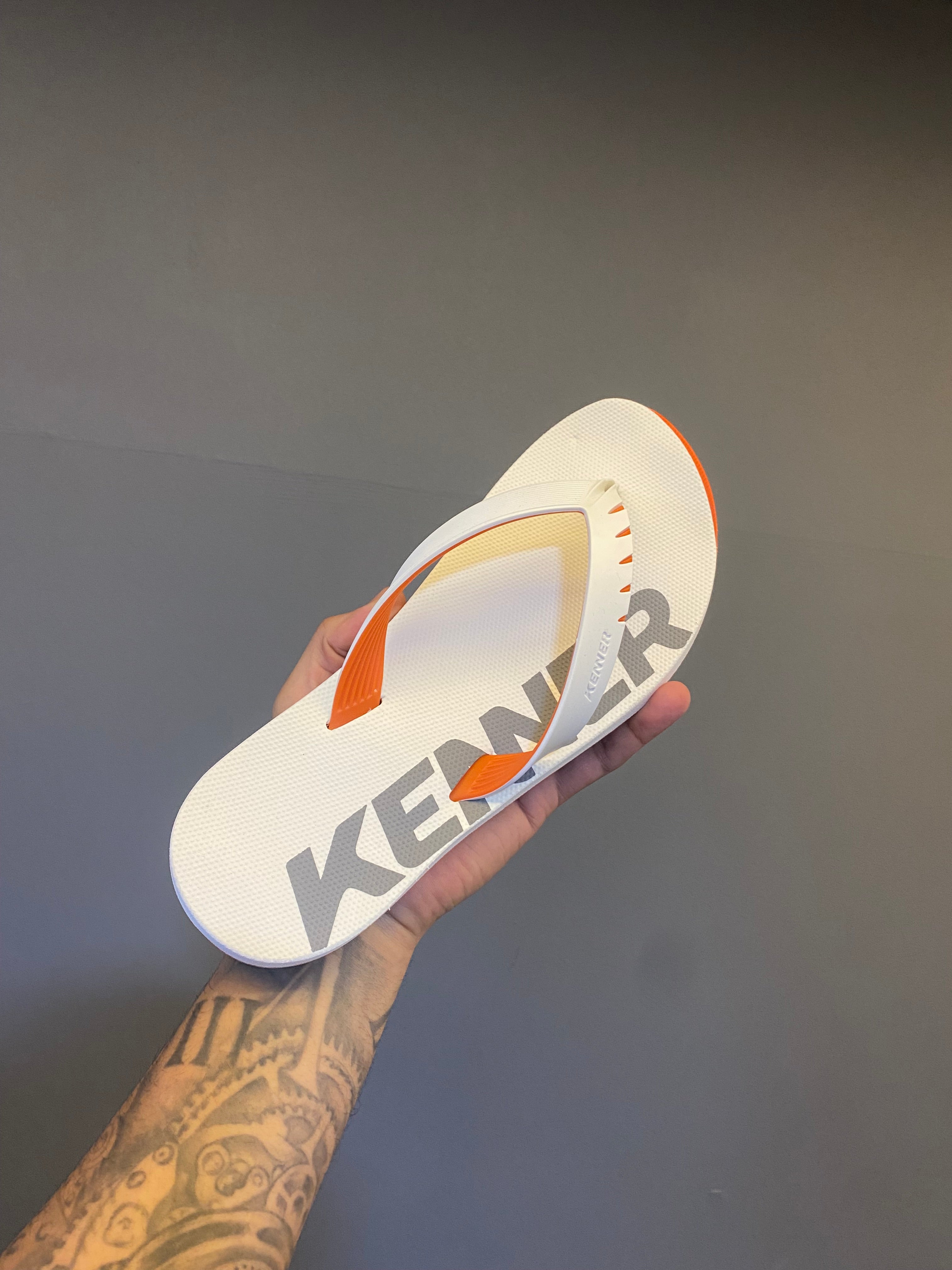 Chinelo Kenner Kivah com Maxi Logo - Branco/Laranja