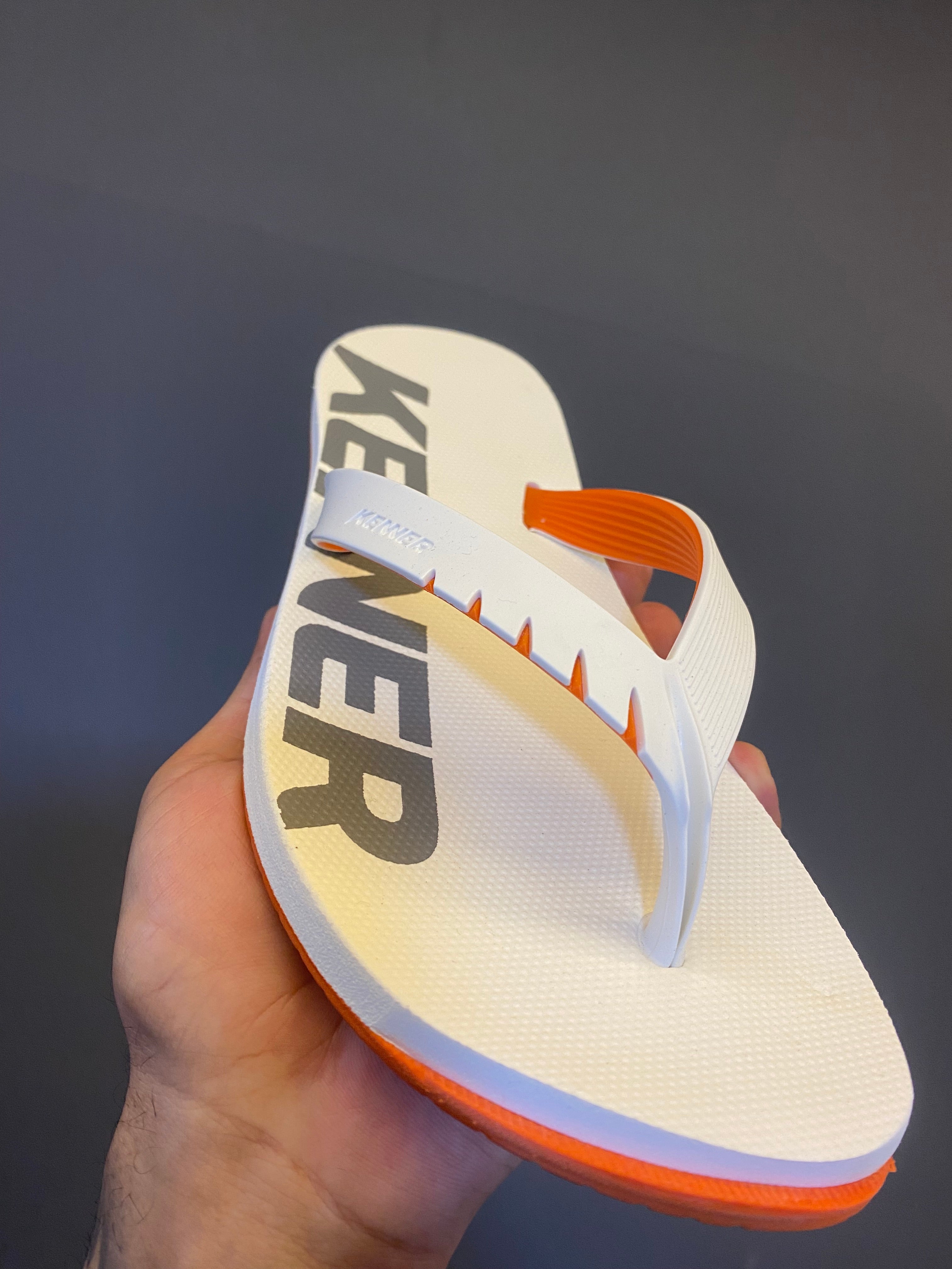 Chinelo Kenner Kivah com Maxi Logo - Branco/Laranja