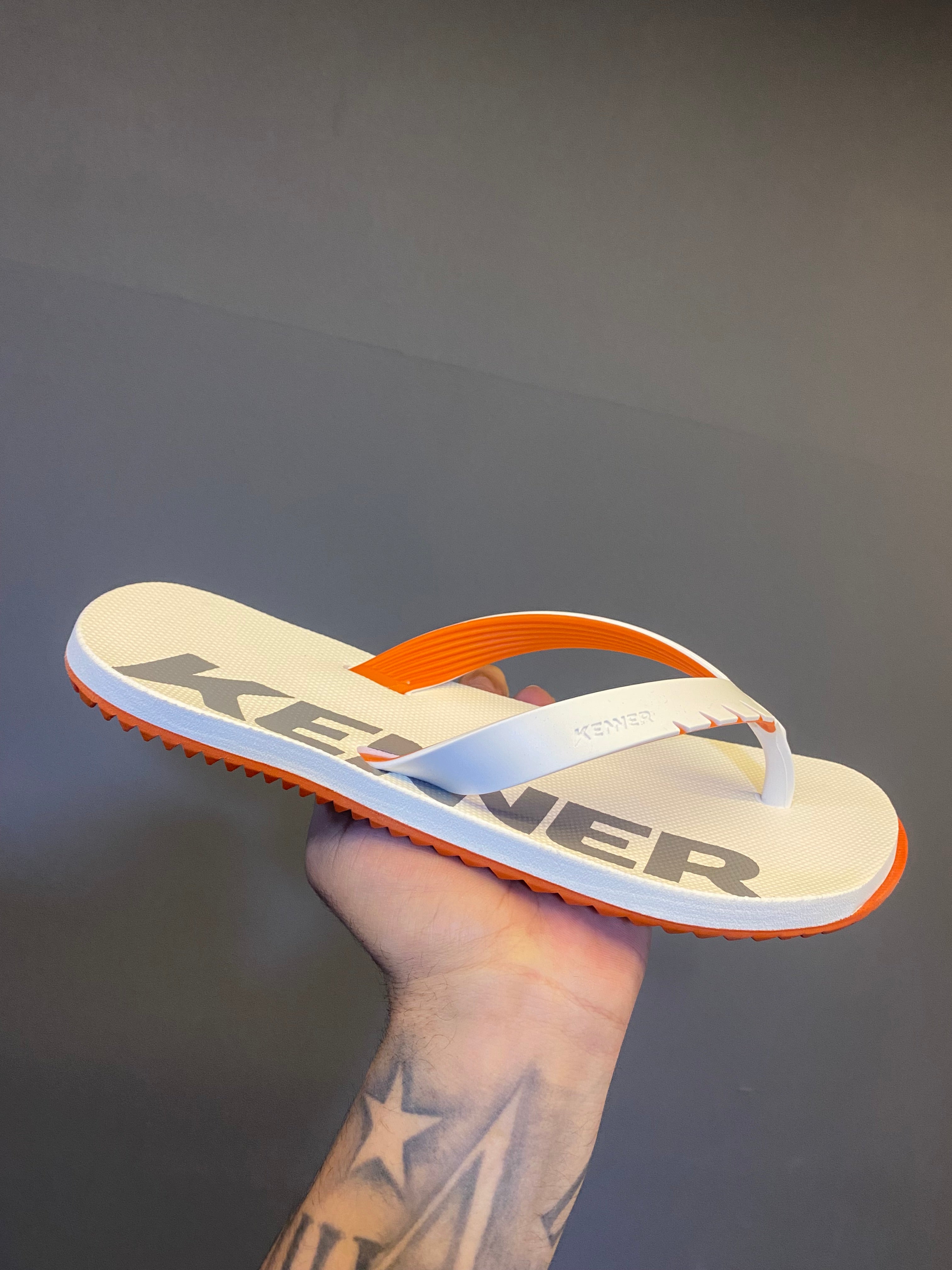 Chinelo Kenner Kivah com Maxi Logo - Branco/Laranja