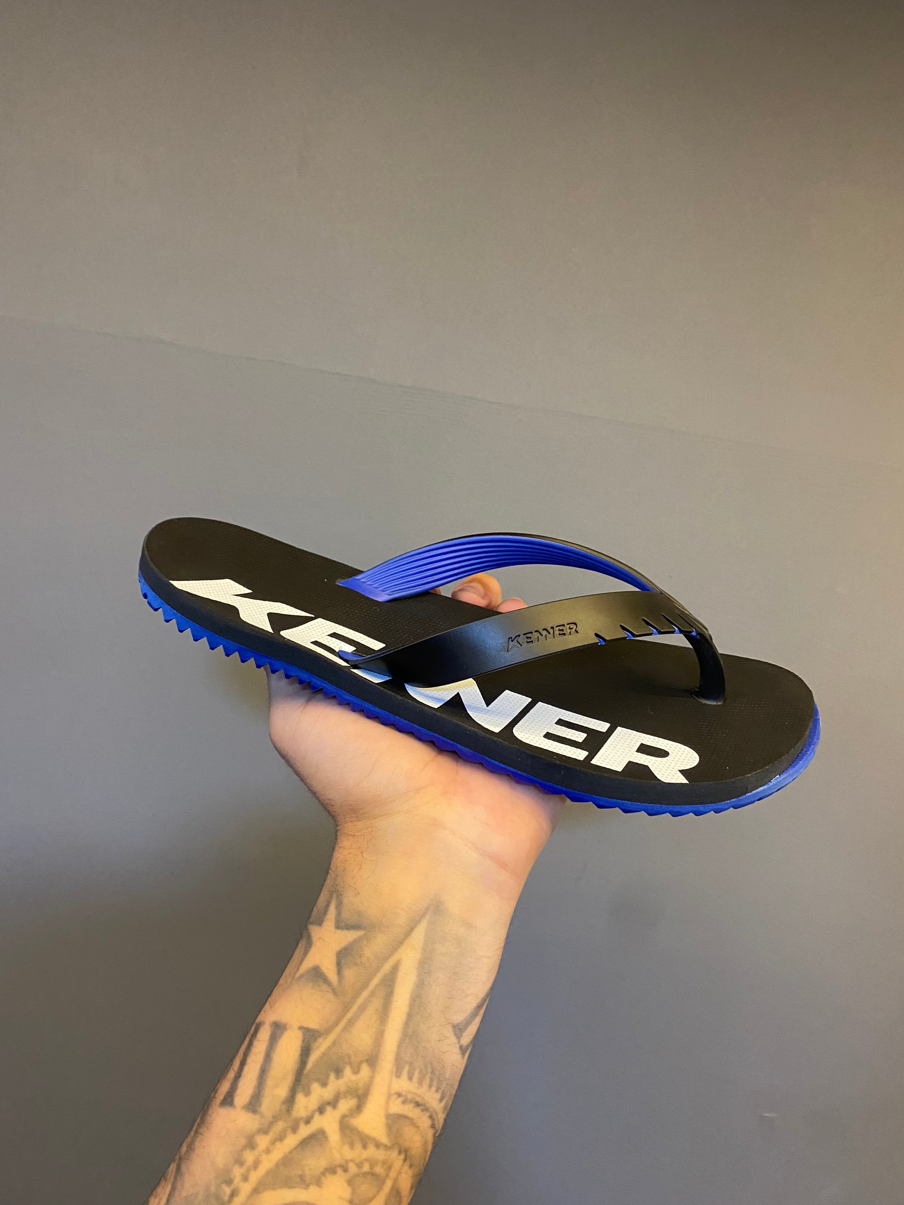 Chinelo Kenner Kivah com Maxi Logo - Preto/Azul Escuro