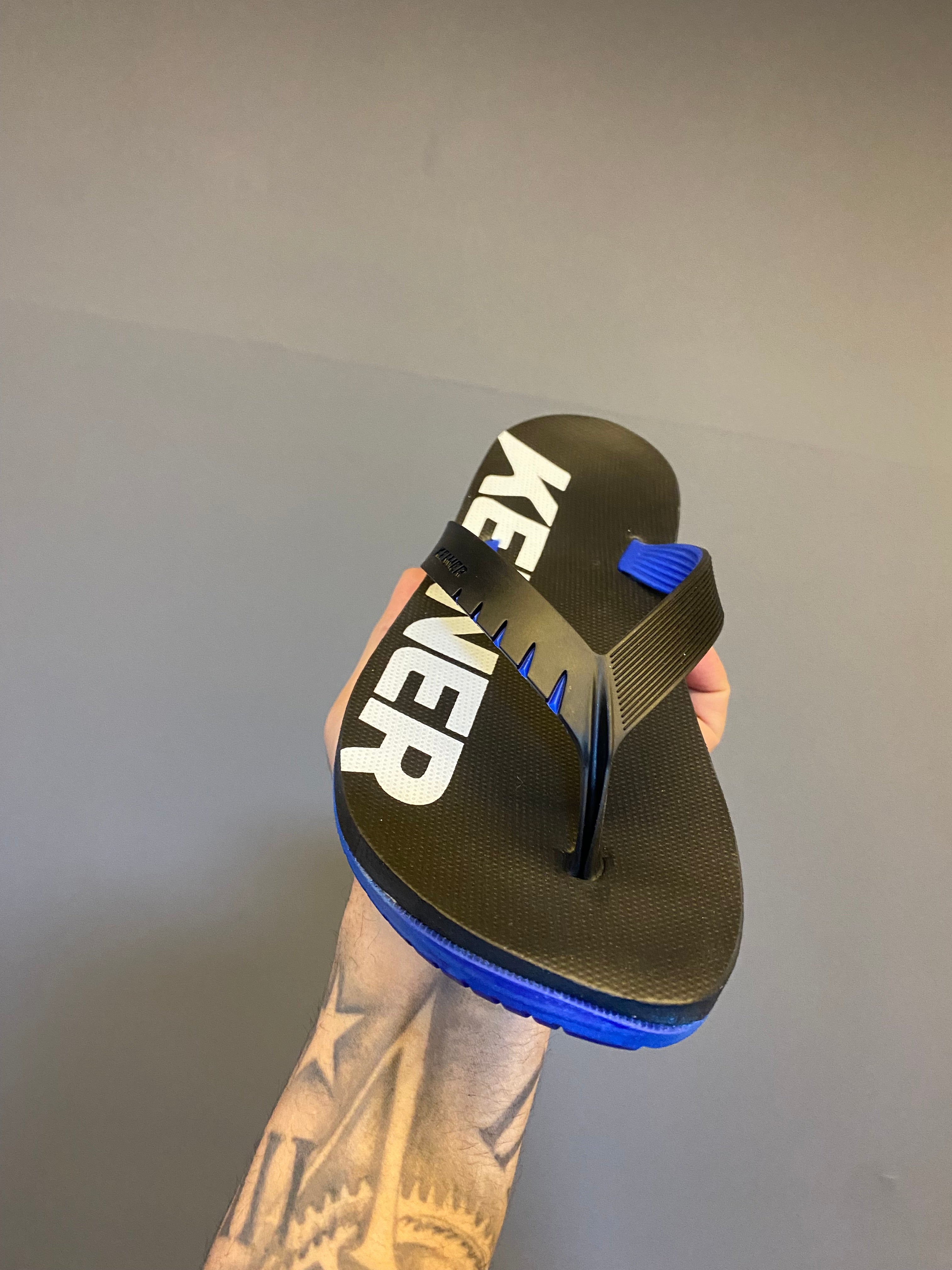 Chinelo Kenner Kivah com Maxi Logo - Preto/Azul Escuro