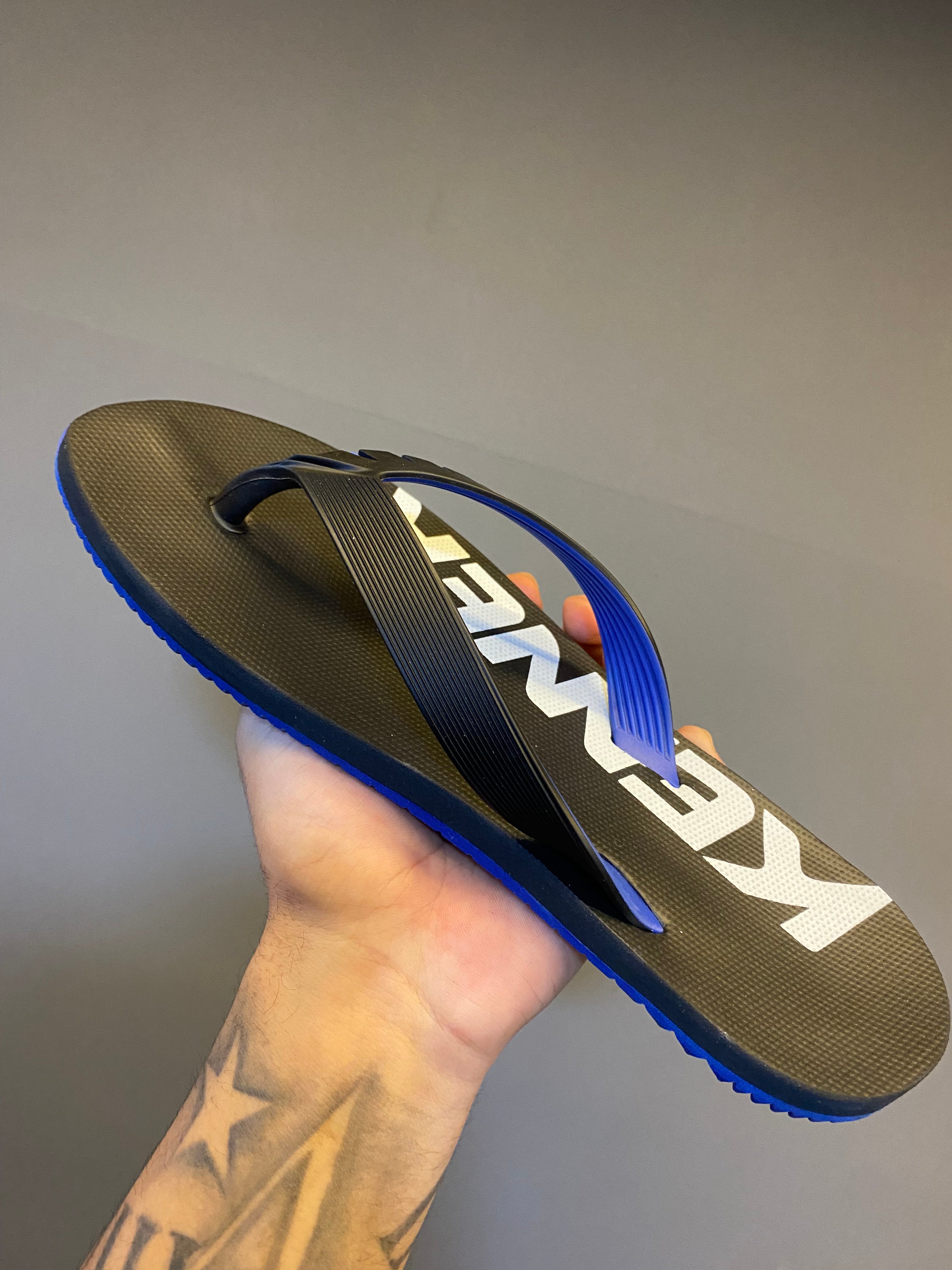 Chinelo Kenner Kivah com Maxi Logo - Preto/Azul Escuro