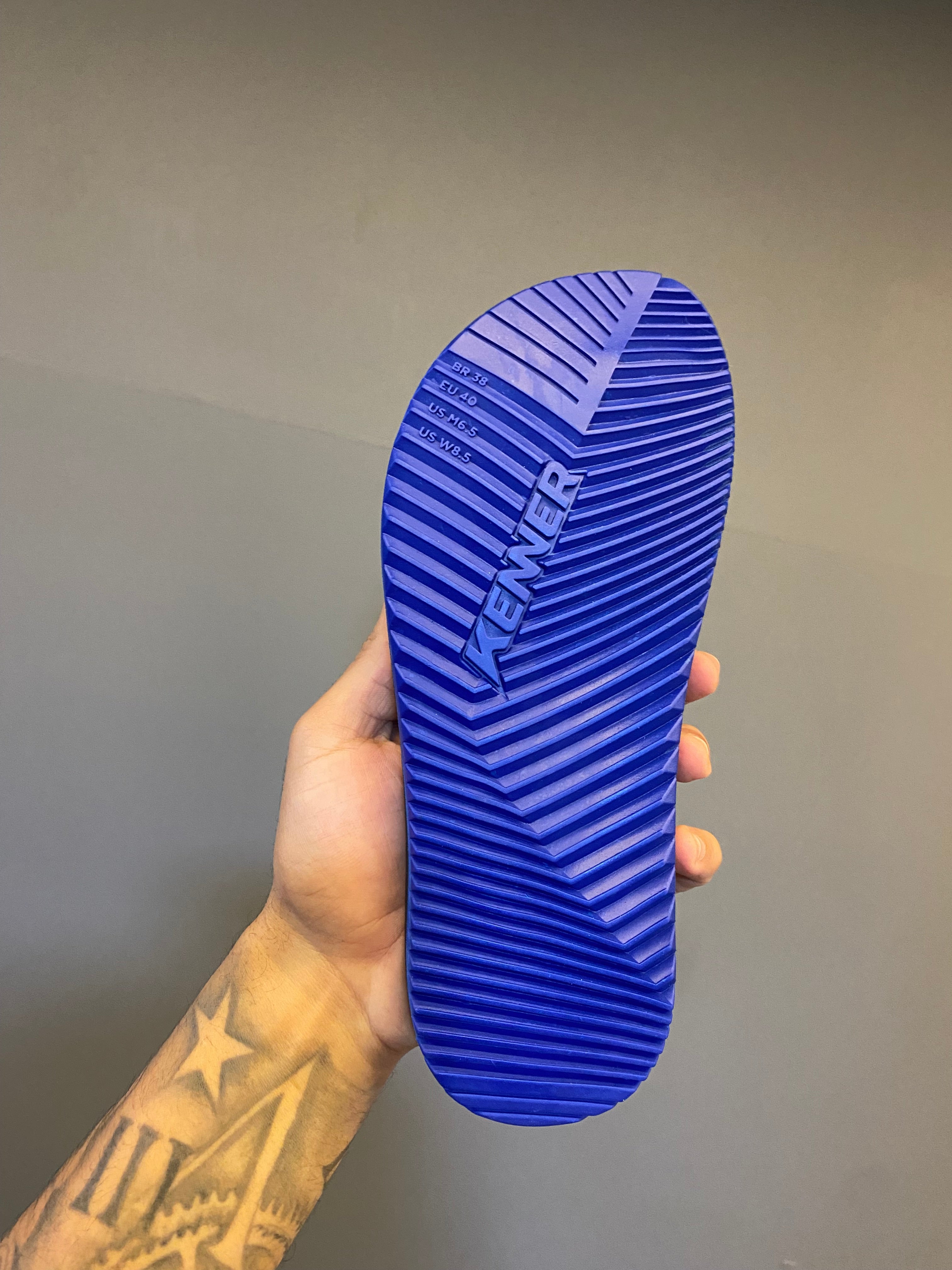 Chinelo Kenner Kivah com Maxi Logo - Preto/Azul Escuro