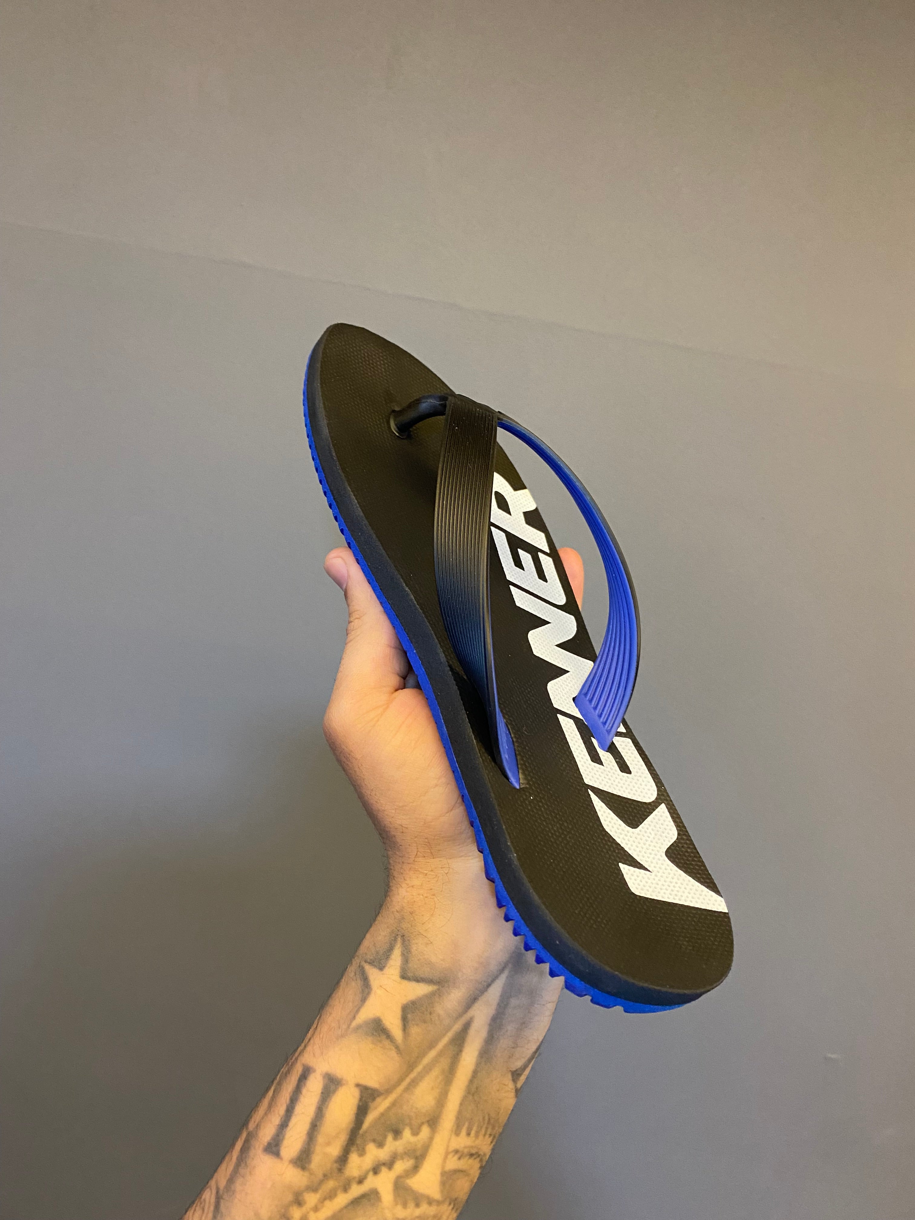 Chinelo Kenner Kivah com Maxi Logo - Preto/Azul Escuro