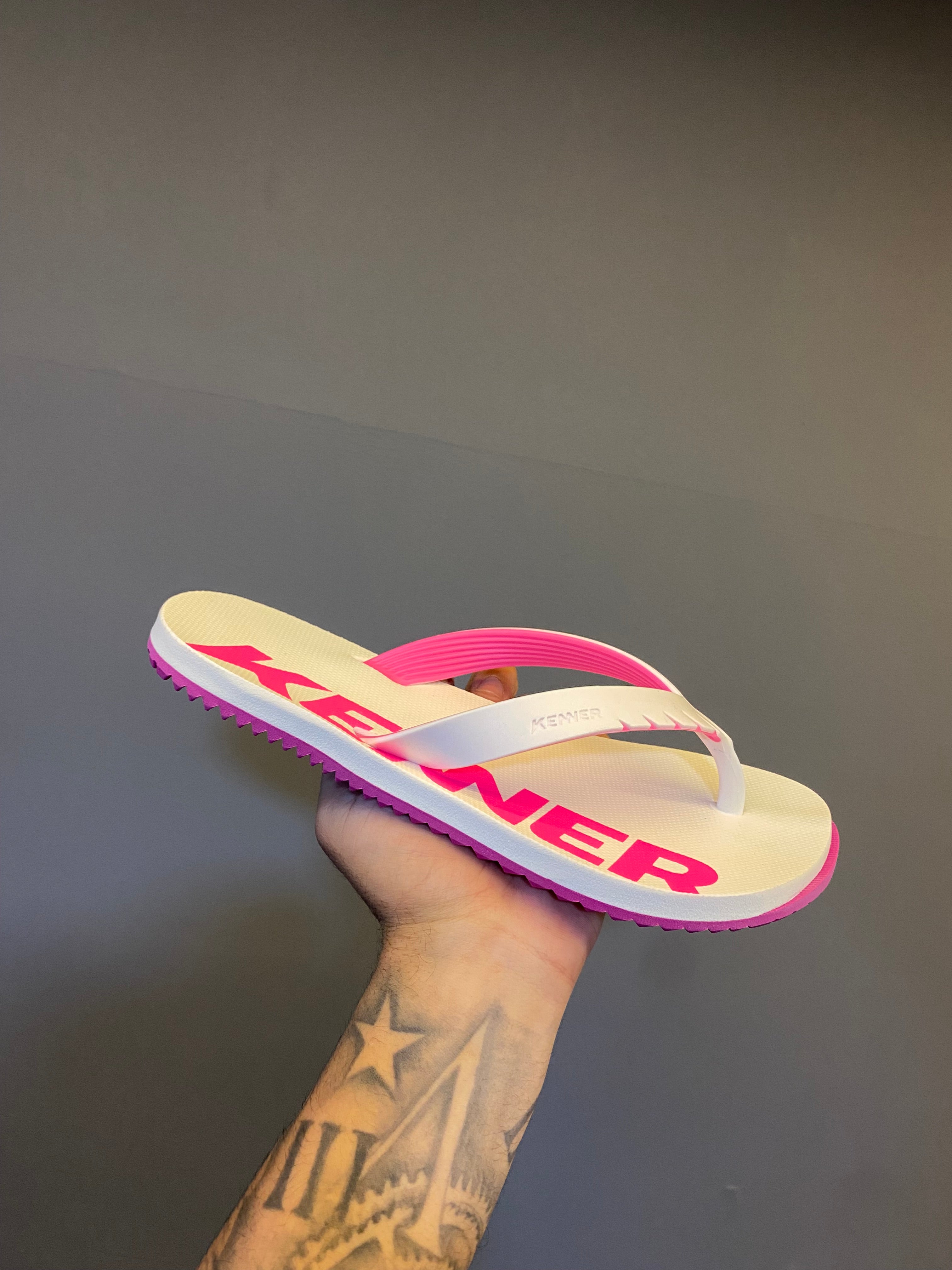 Chinelo Kenner Kivah com Maxi Logo - Branco/Rosa