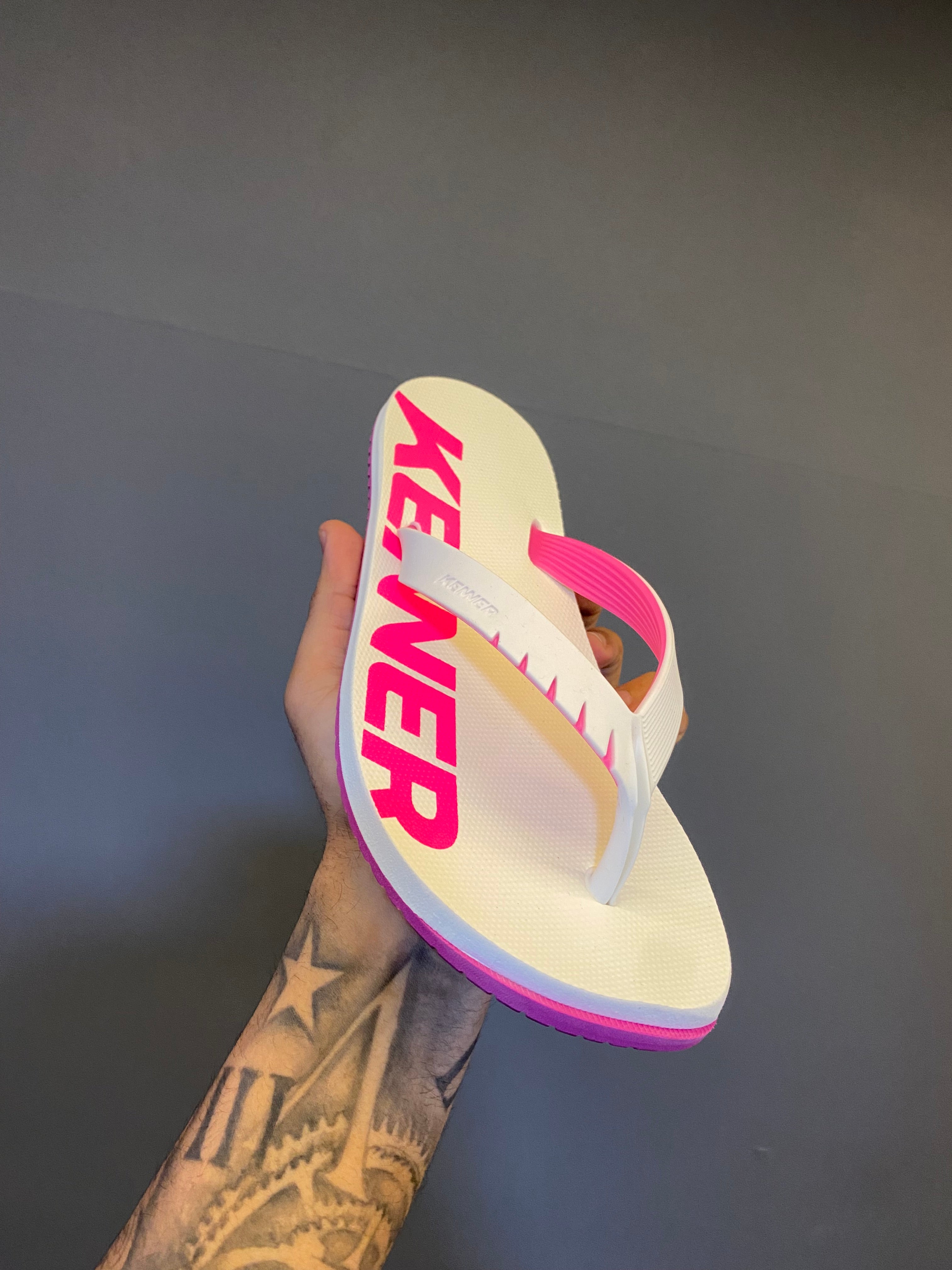 Chinelo Kenner Kivah com Maxi Logo - Branco/Rosa