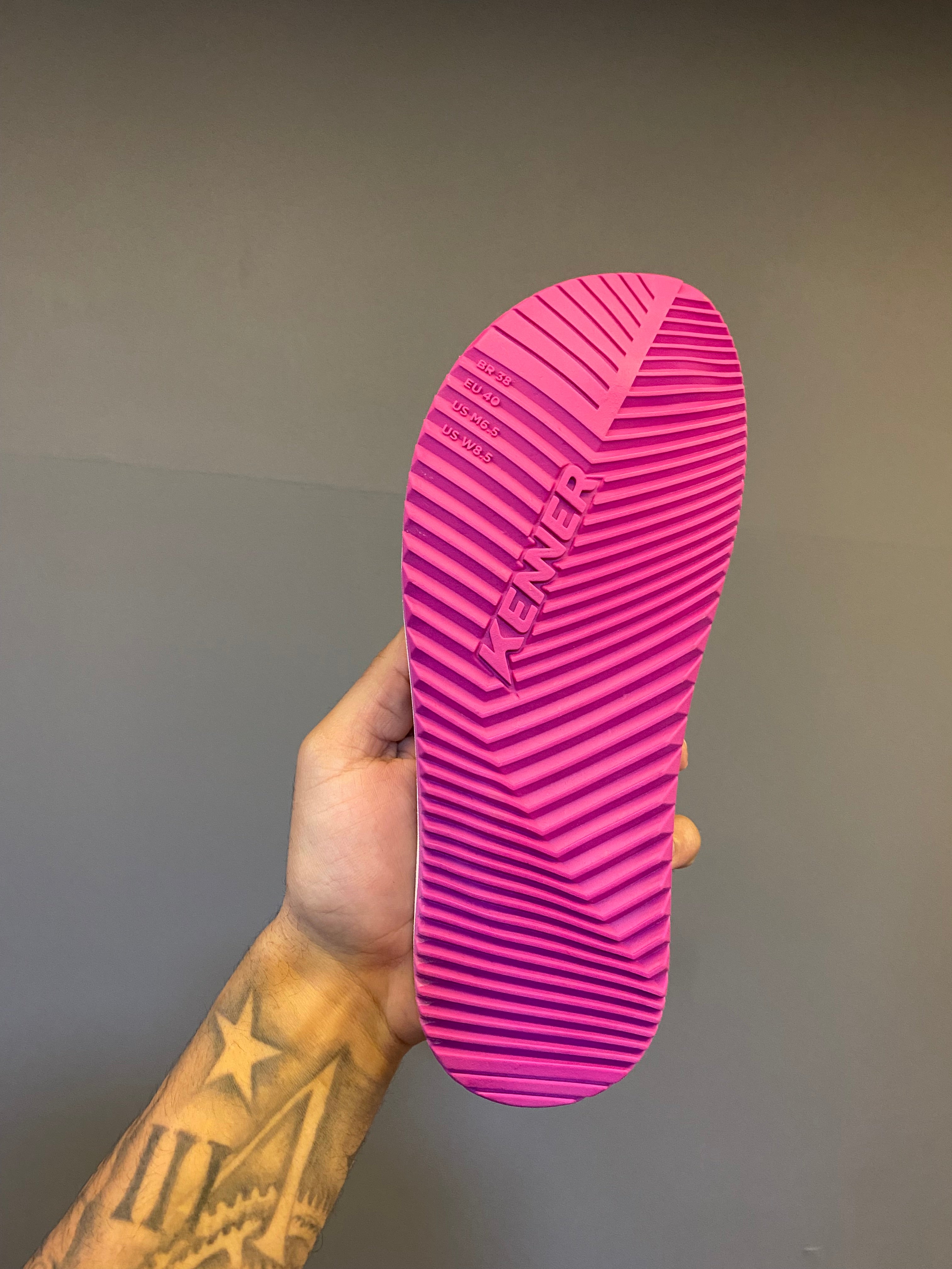 Chinelo Kenner Kivah com Maxi Logo - Branco/Rosa