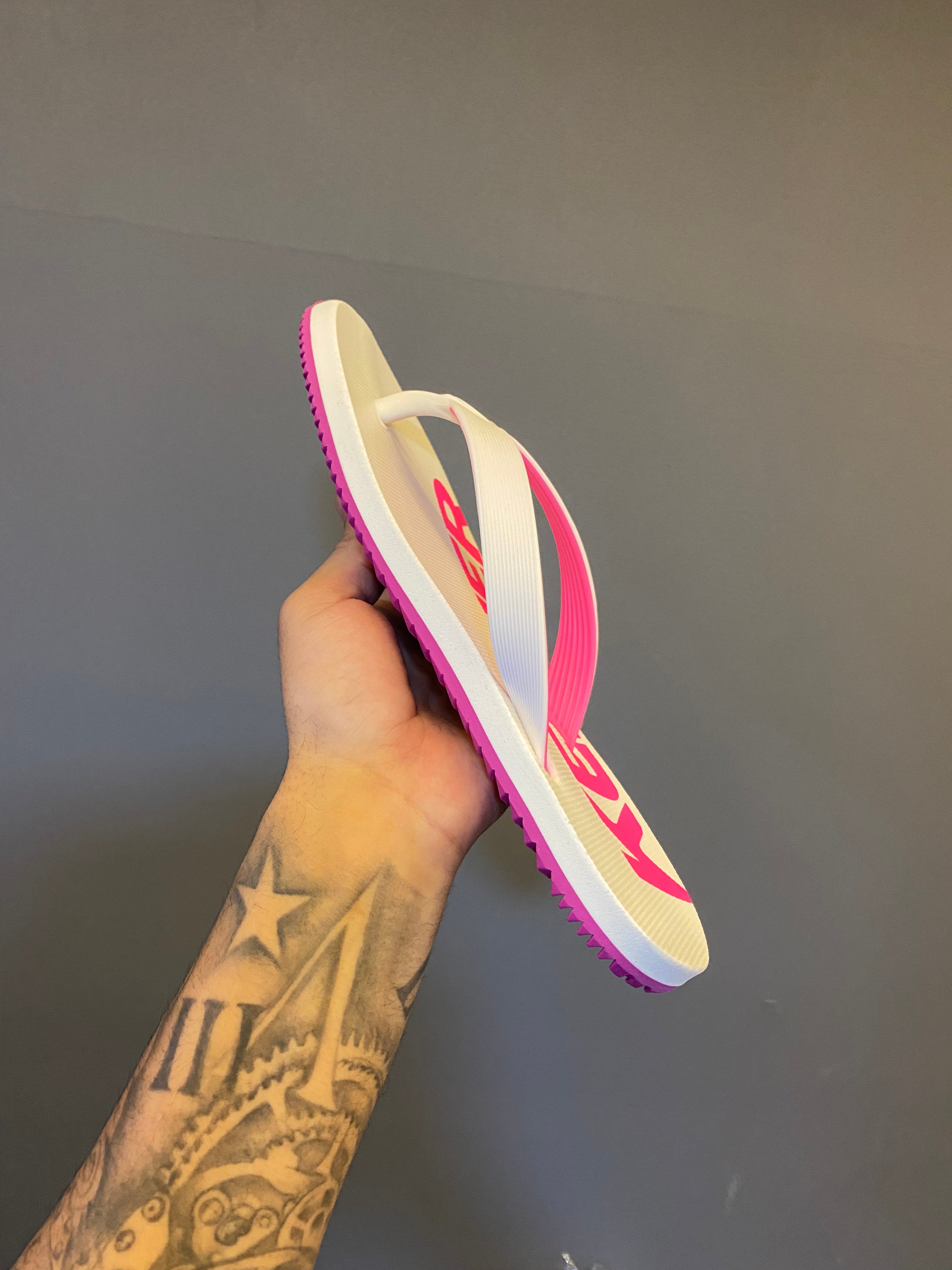 Chinelo Kenner Kivah com Maxi Logo - Branco/Rosa