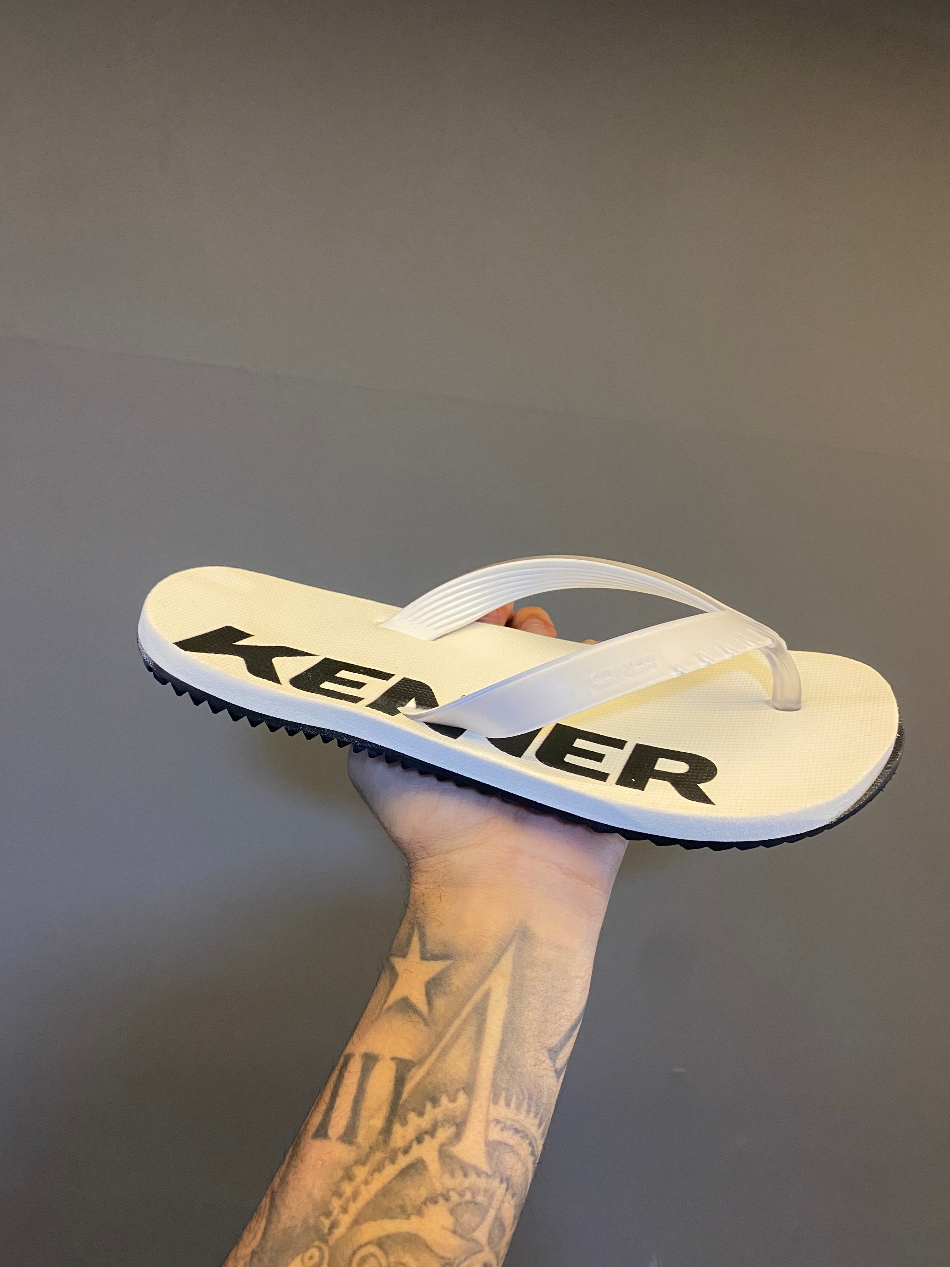 Chinelo Kenner Kivah com Maxi Logo - Branco/Preto