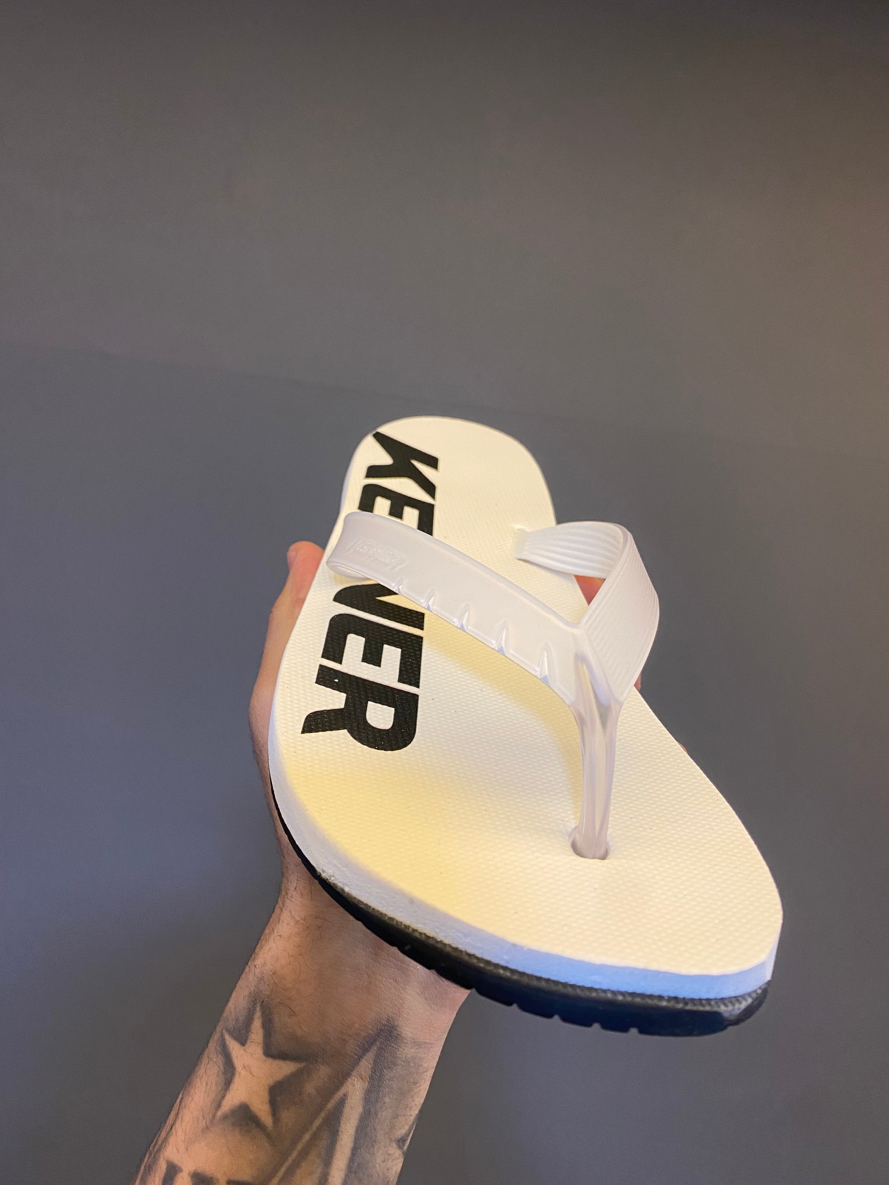 Chinelo Kenner Kivah com Maxi Logo - Branco/Preto