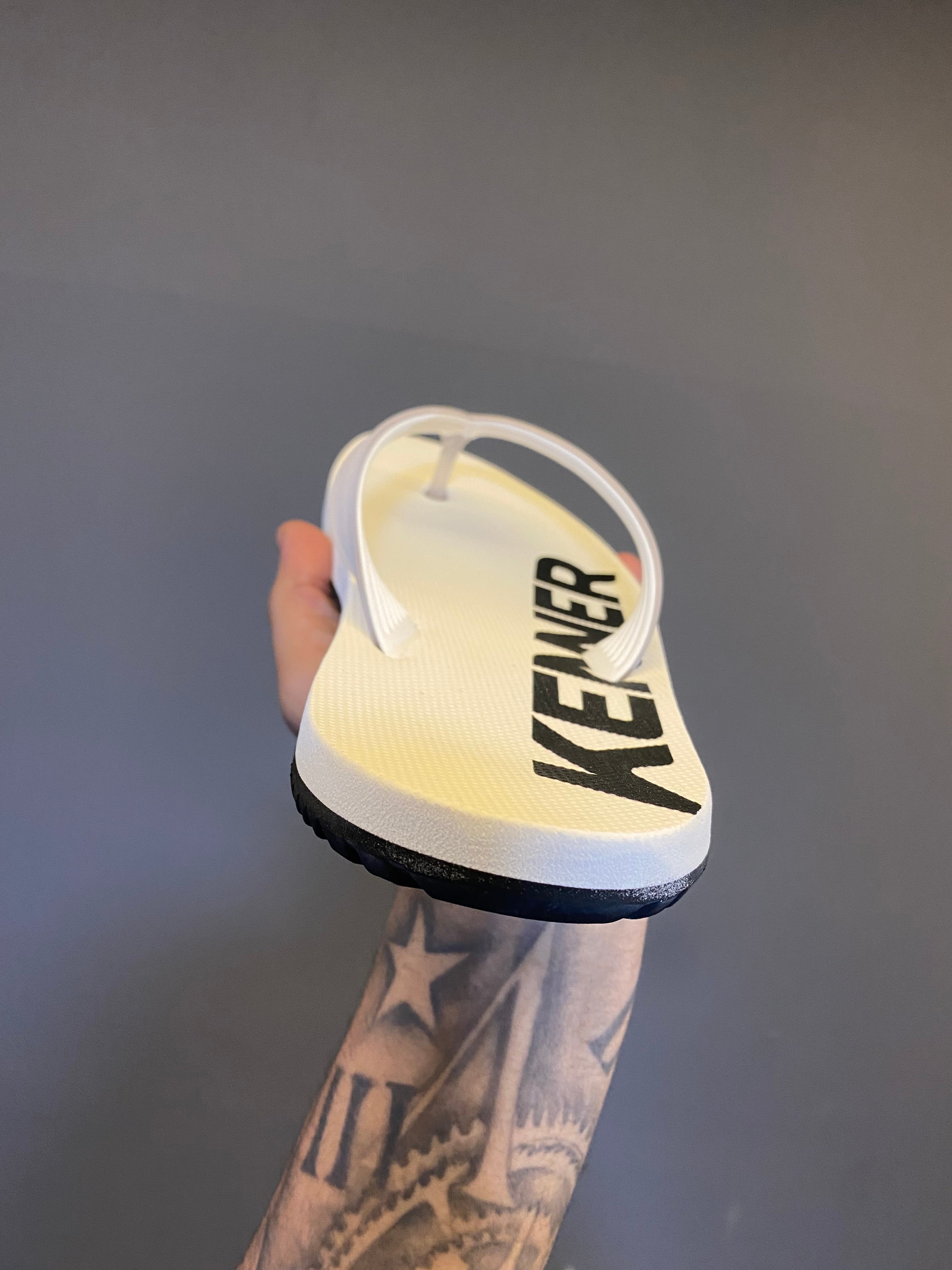 Chinelo Kenner Kivah com Maxi Logo - Branco/Preto