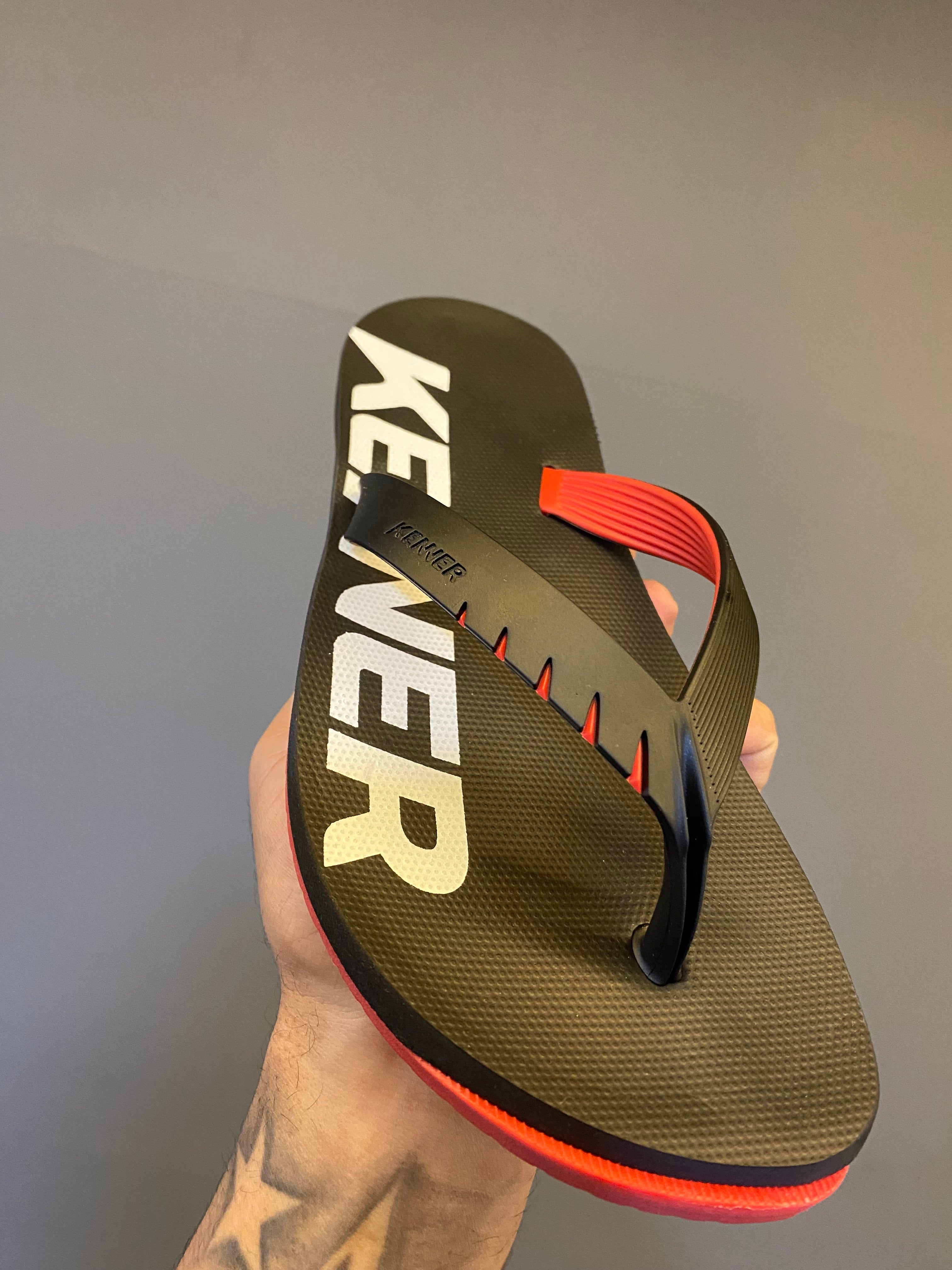 Chinelo Kenner Kivah com Maxi Logo - Preto/Vermelho