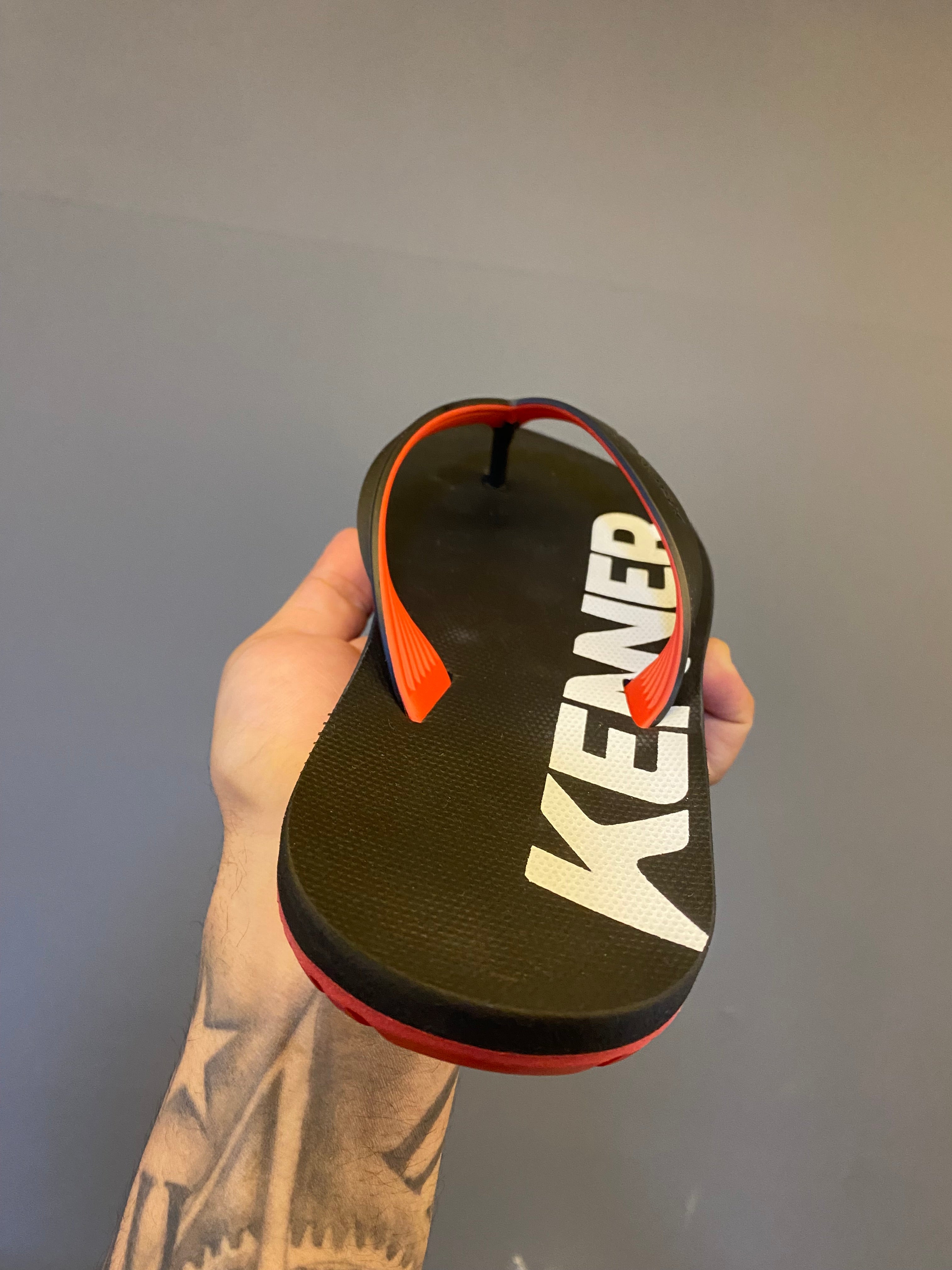 Chinelo Kenner Kivah com Maxi Logo - Preto/Vermelho