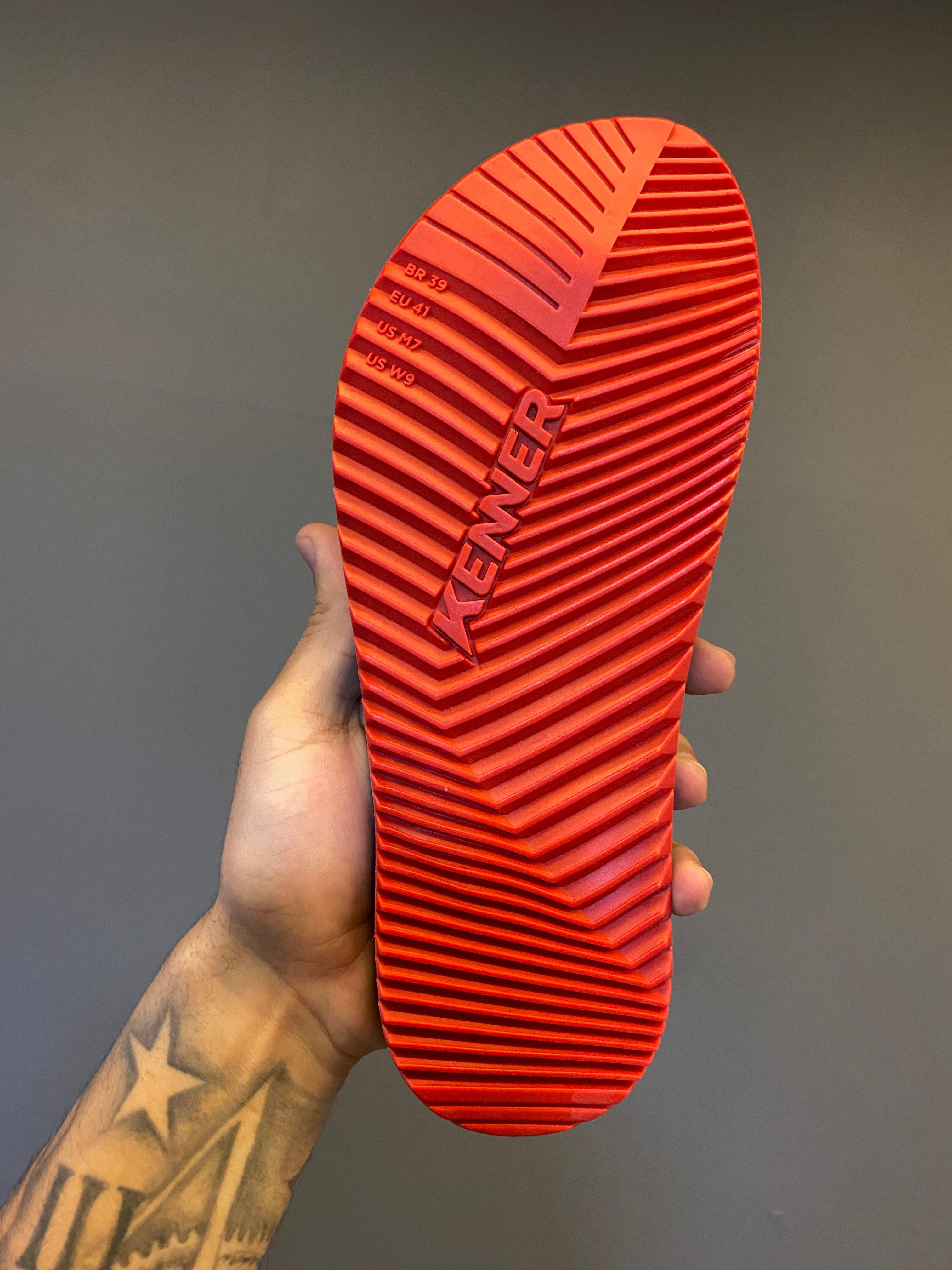 Chinelo Kenner Kivah com Maxi Logo - Preto/Vermelho