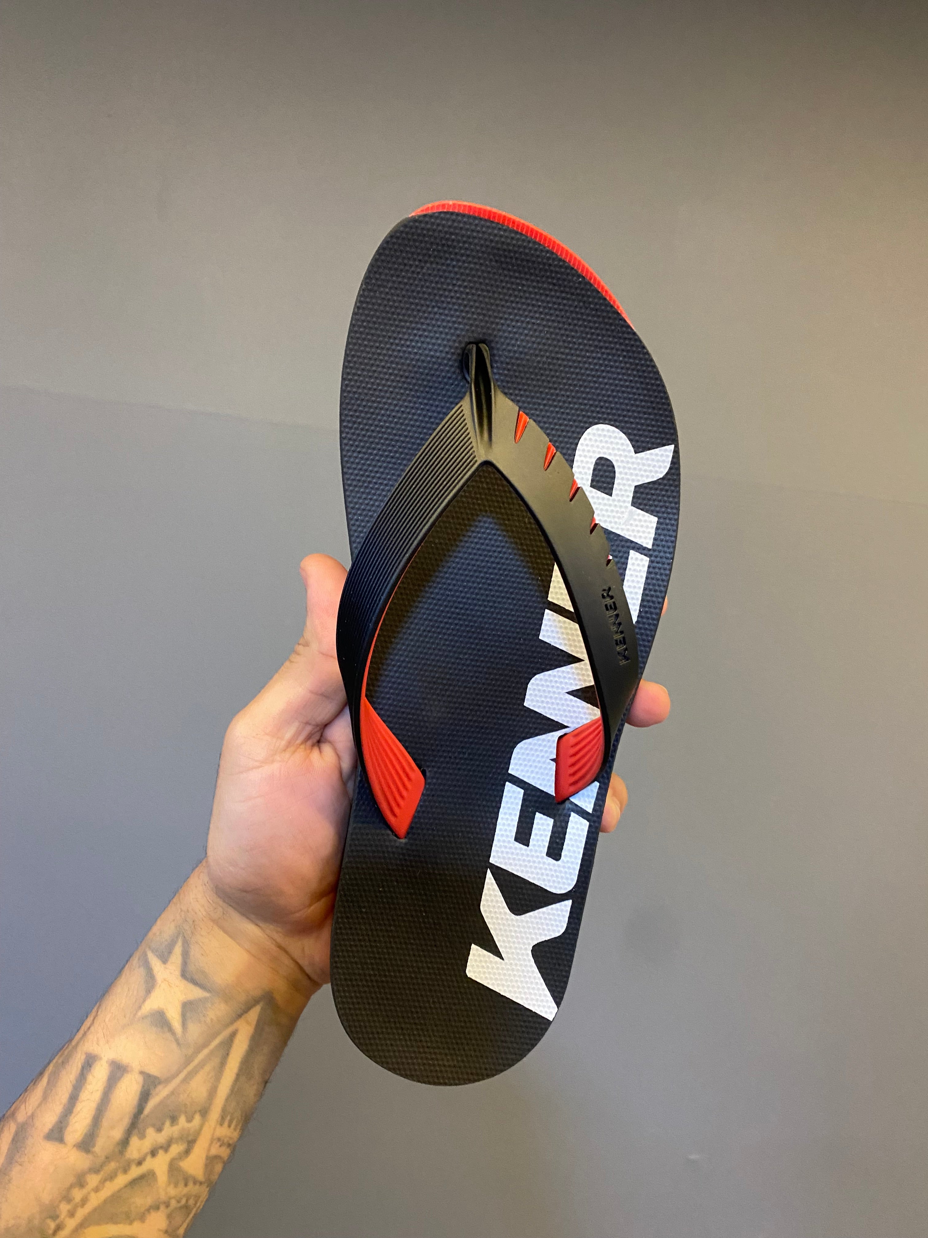 Chinelo Kenner Kivah com Maxi Logo - Preto/Vermelho