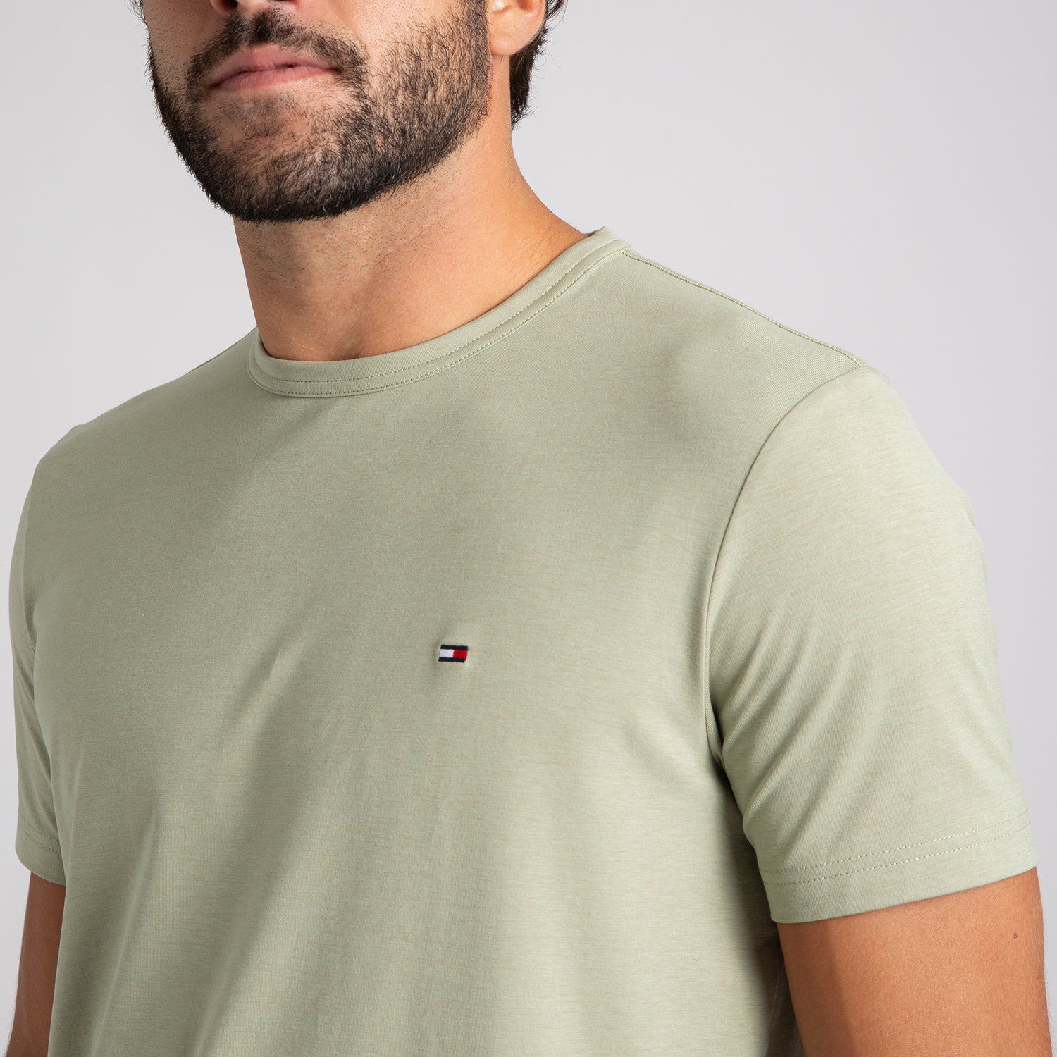 Camiseta Tommy Hilfiger Masculina Essencial com Logo Bordado Verde Sálvia