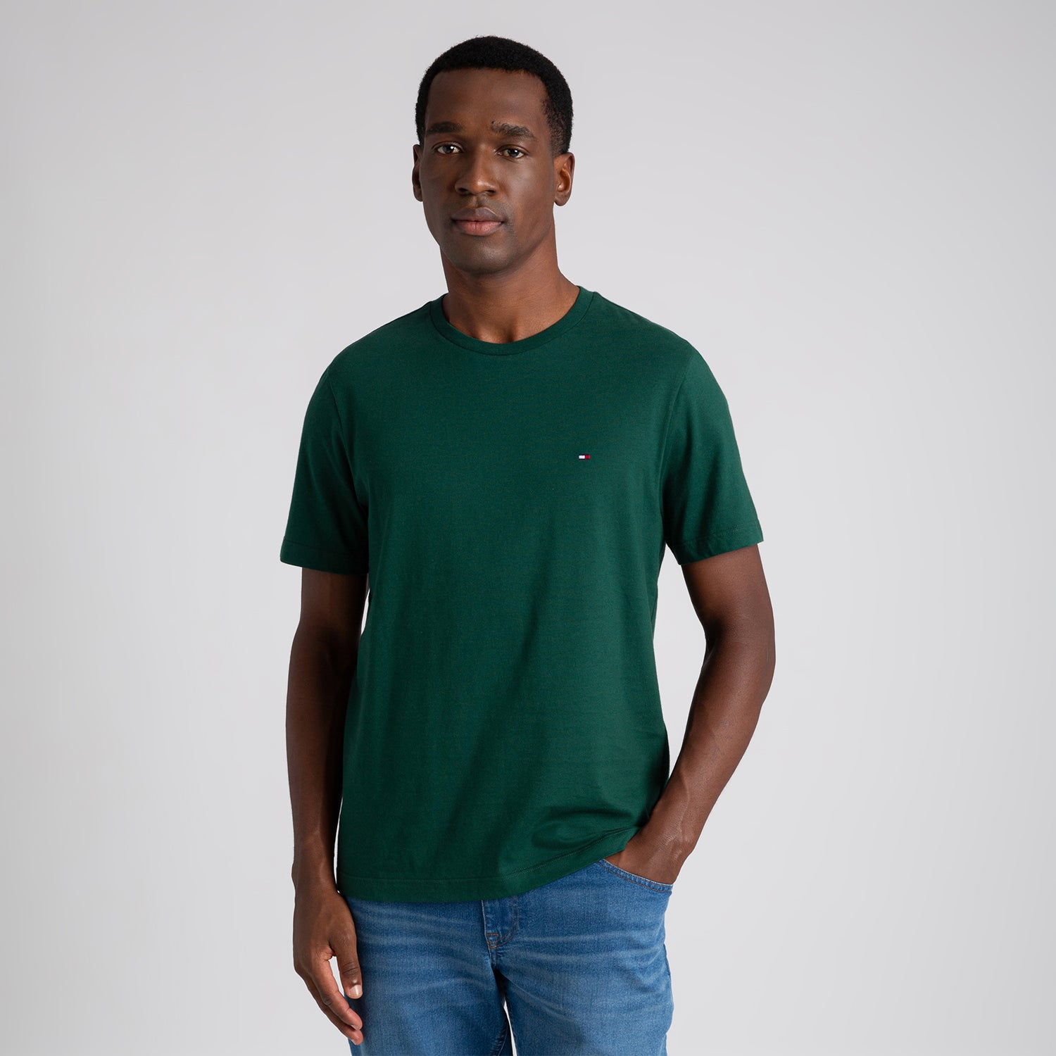Camiseta Tommy Hilfiger Clássica com Mini Flag Bordada - Verde