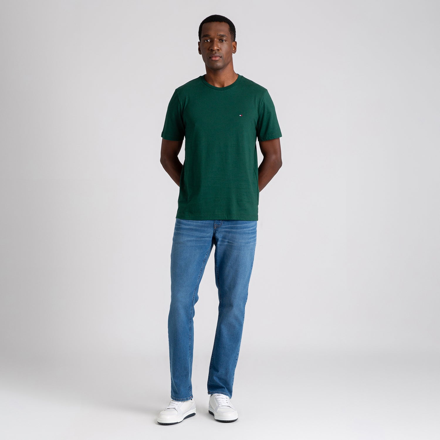 Camiseta Tommy Hilfiger Clássica com Mini Flag Bordada - Verde