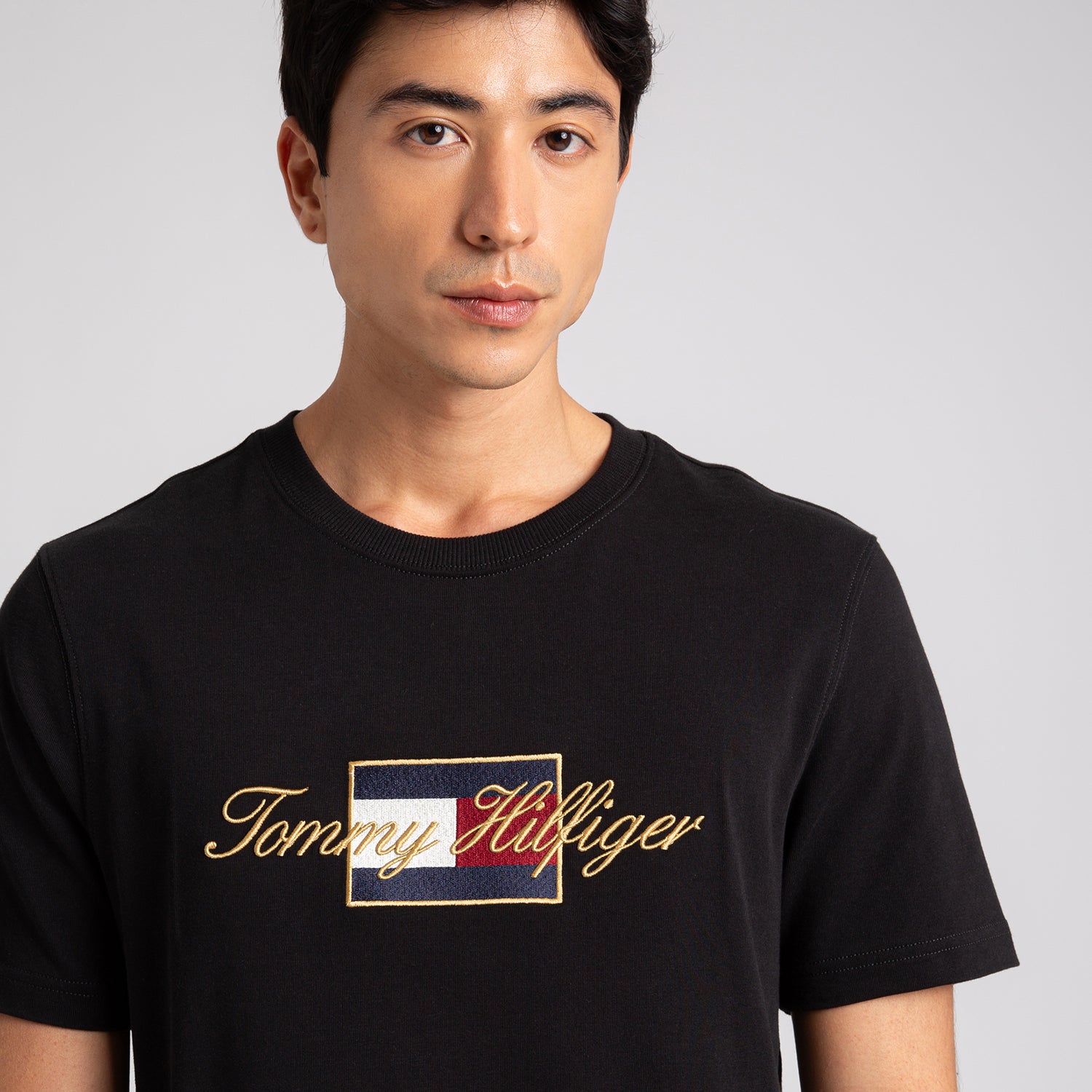 Camiseta Tommy Hilfiger Masculina com Logo Assinatura Bordado Preta