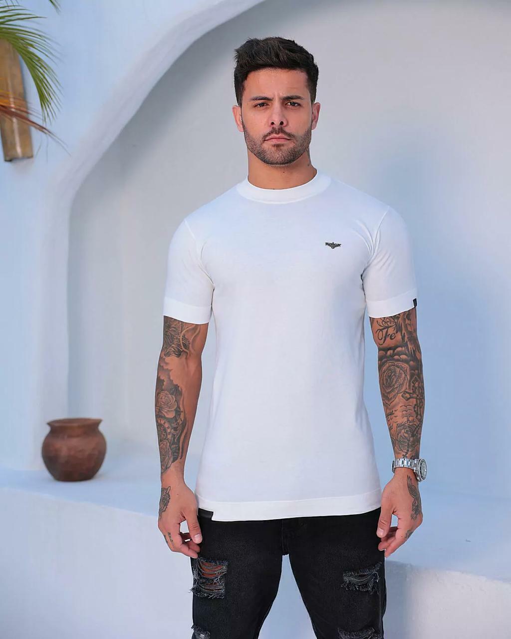 Camiseta FB Slim Fit Gola Alta com Águia de Metal - Branca