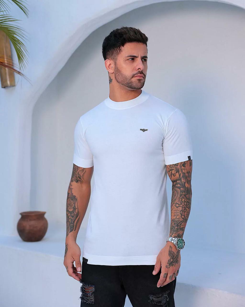 Camiseta FB Slim Fit Gola Alta com Águia de Metal - Branca
