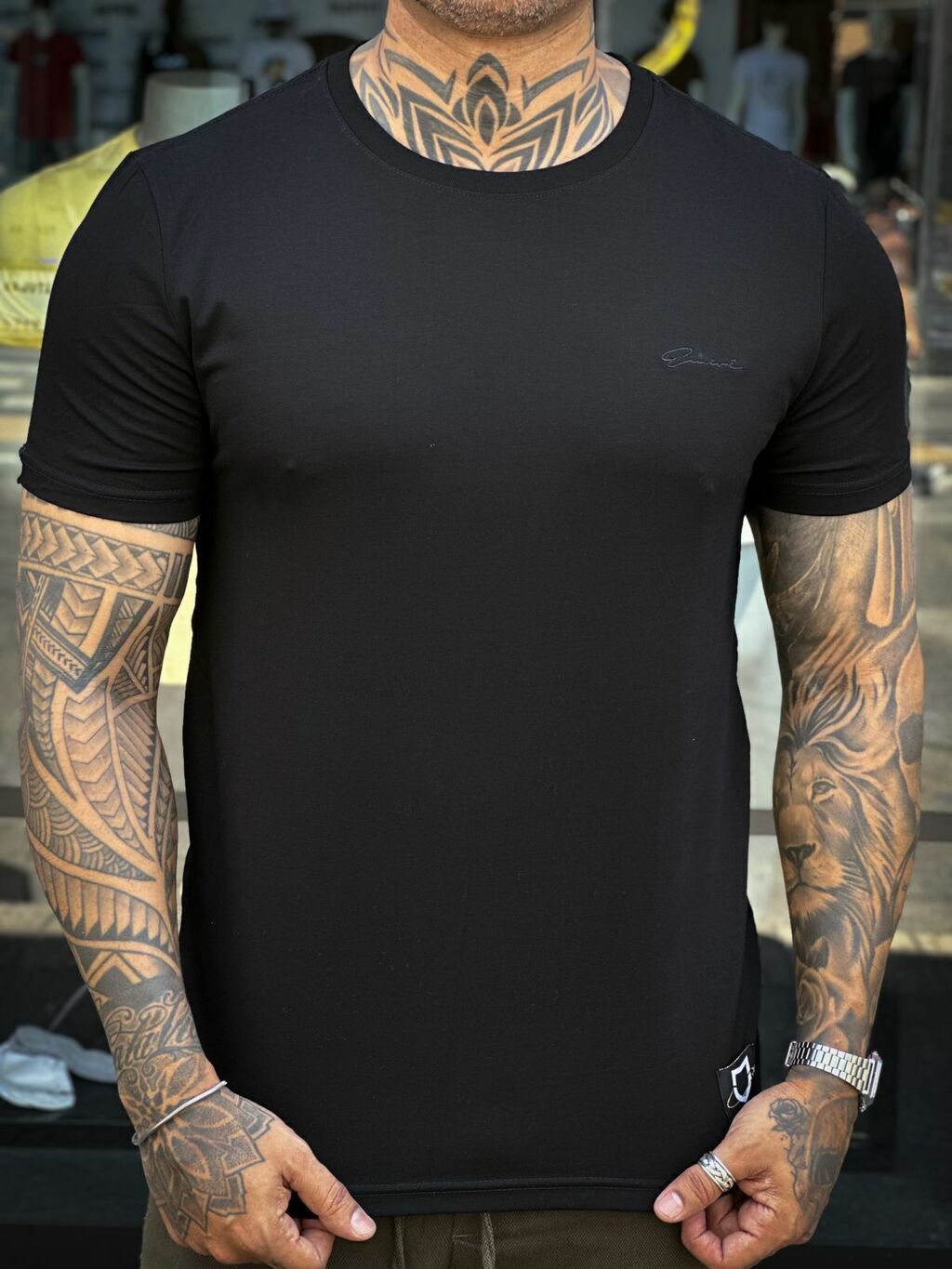 Camiseta EMIVE Regular Vintage Preta com Lavagem Estonada