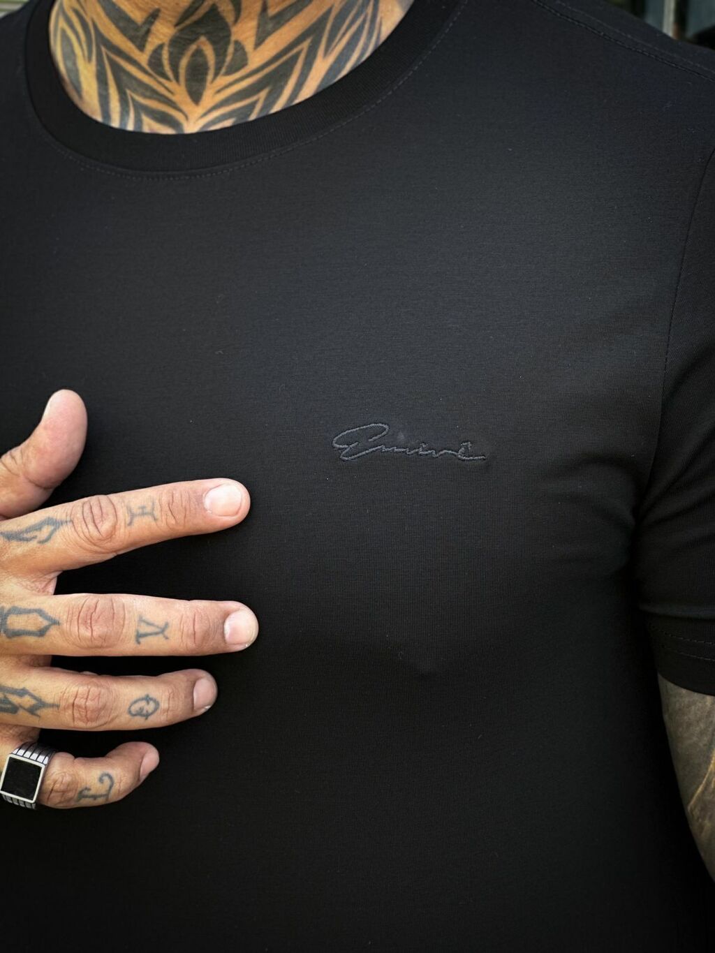 Camiseta EMIVE Regular Vintage Preta com Lavagem Estonada