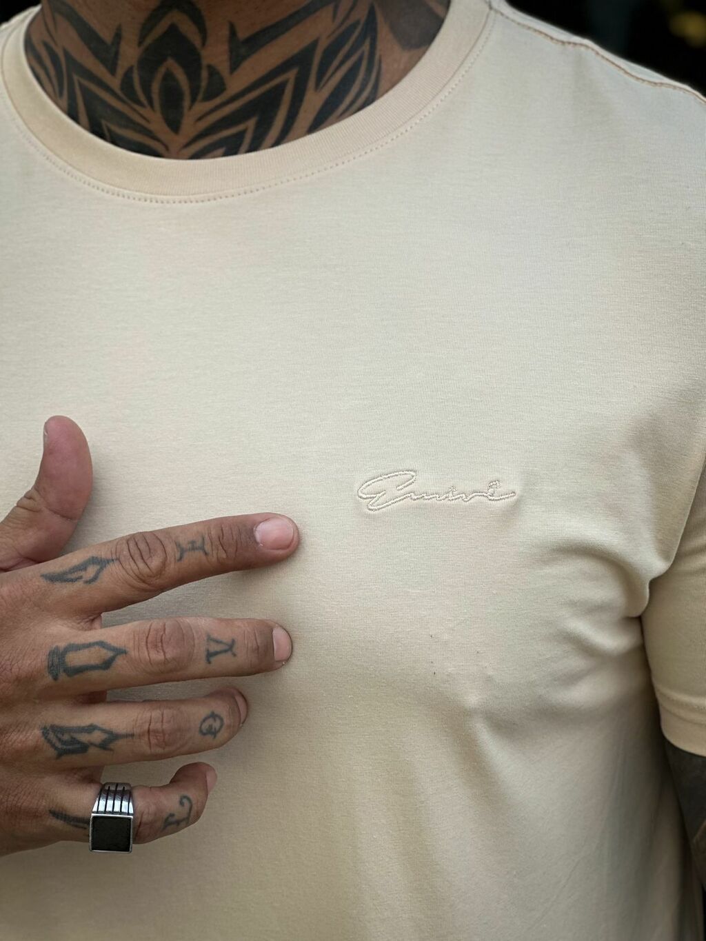Camiseta EMIVE Slim Fit com Bordado Tonal - Apricot