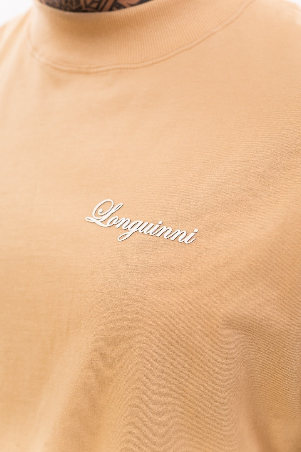 Camiseta Longuini Oversized Gola Alta com Assinatura - Caramelo
