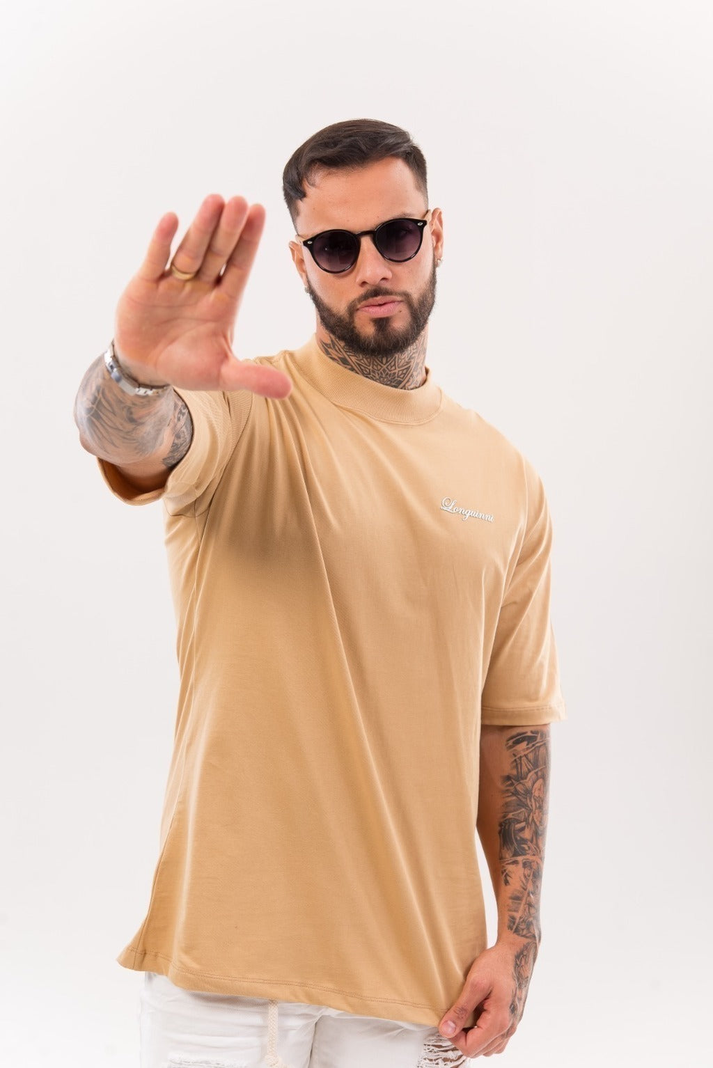 Camiseta Longuini Oversized Gola Alta com Assinatura - Caramelo