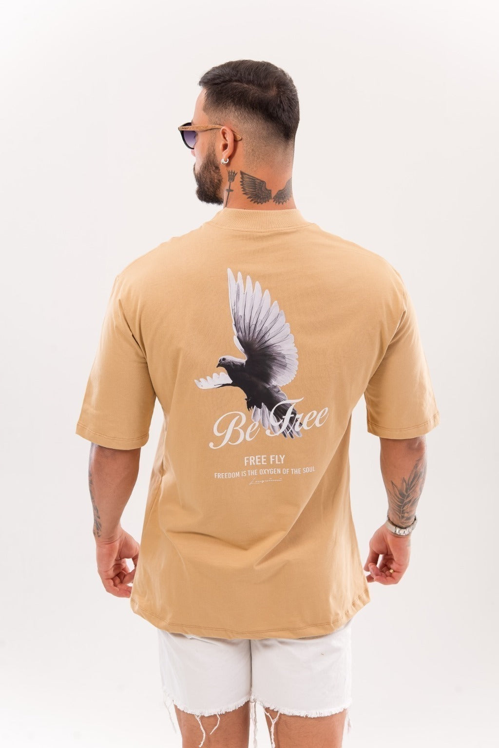 Camiseta Longuini Oversized Gola Alta com Assinatura - Caramelo